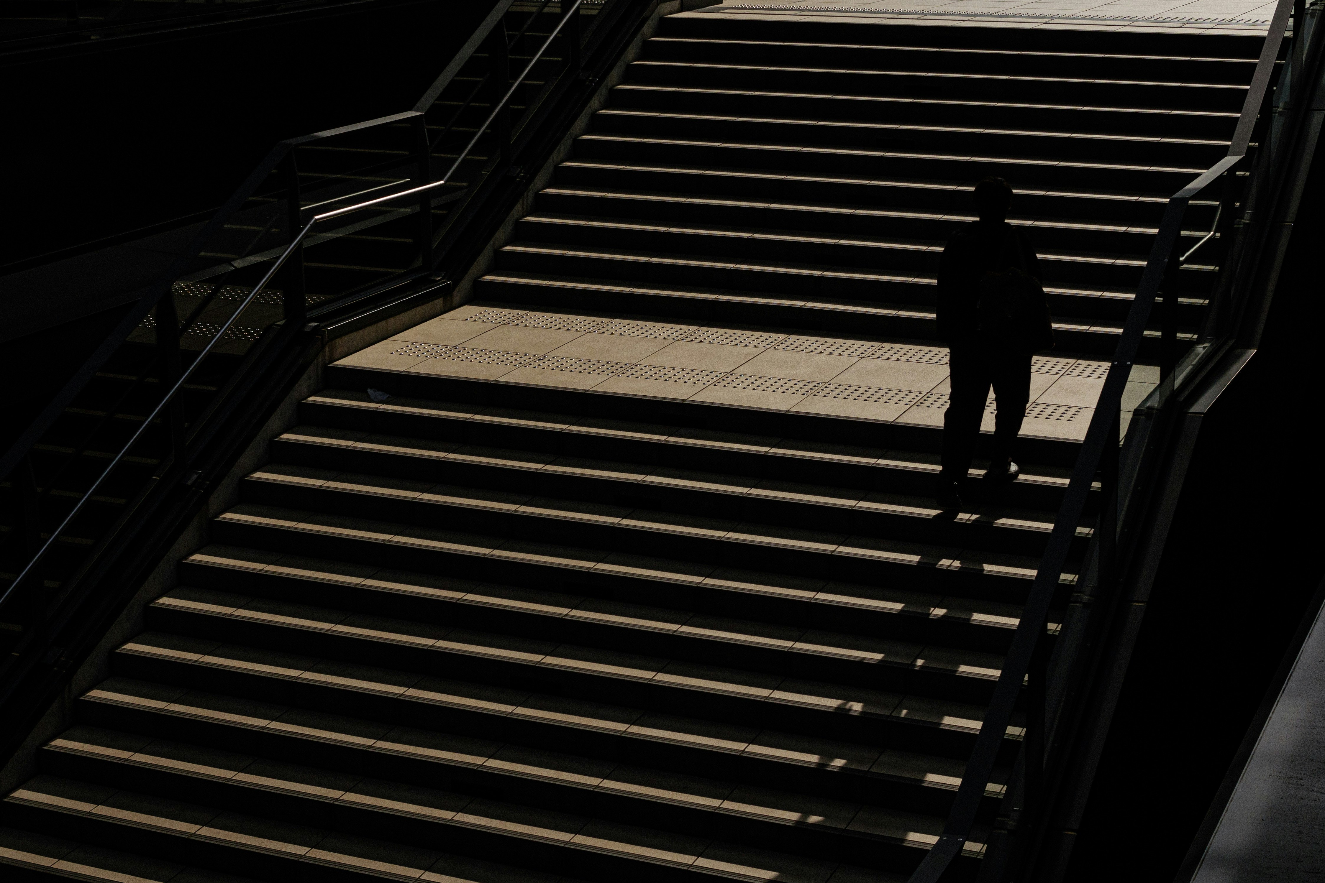 silhouette d’une personne sur un escalier en hauteur