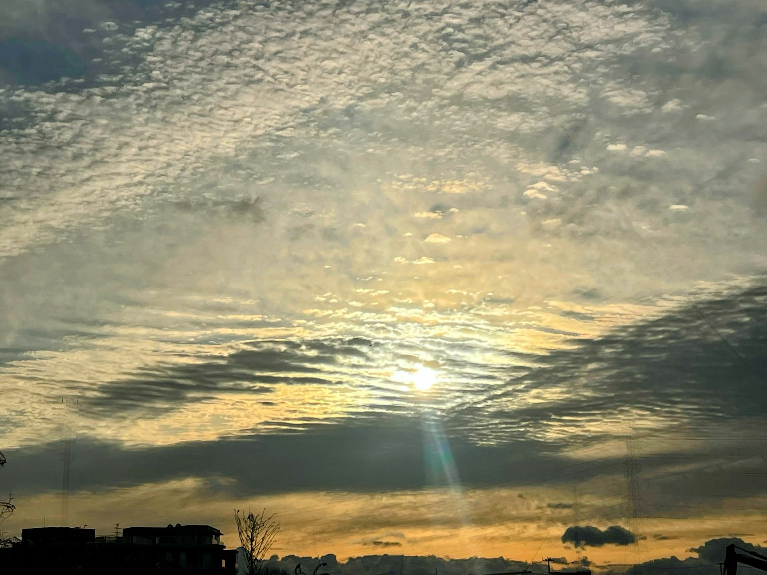 美麗的日落，雲彩和陽光