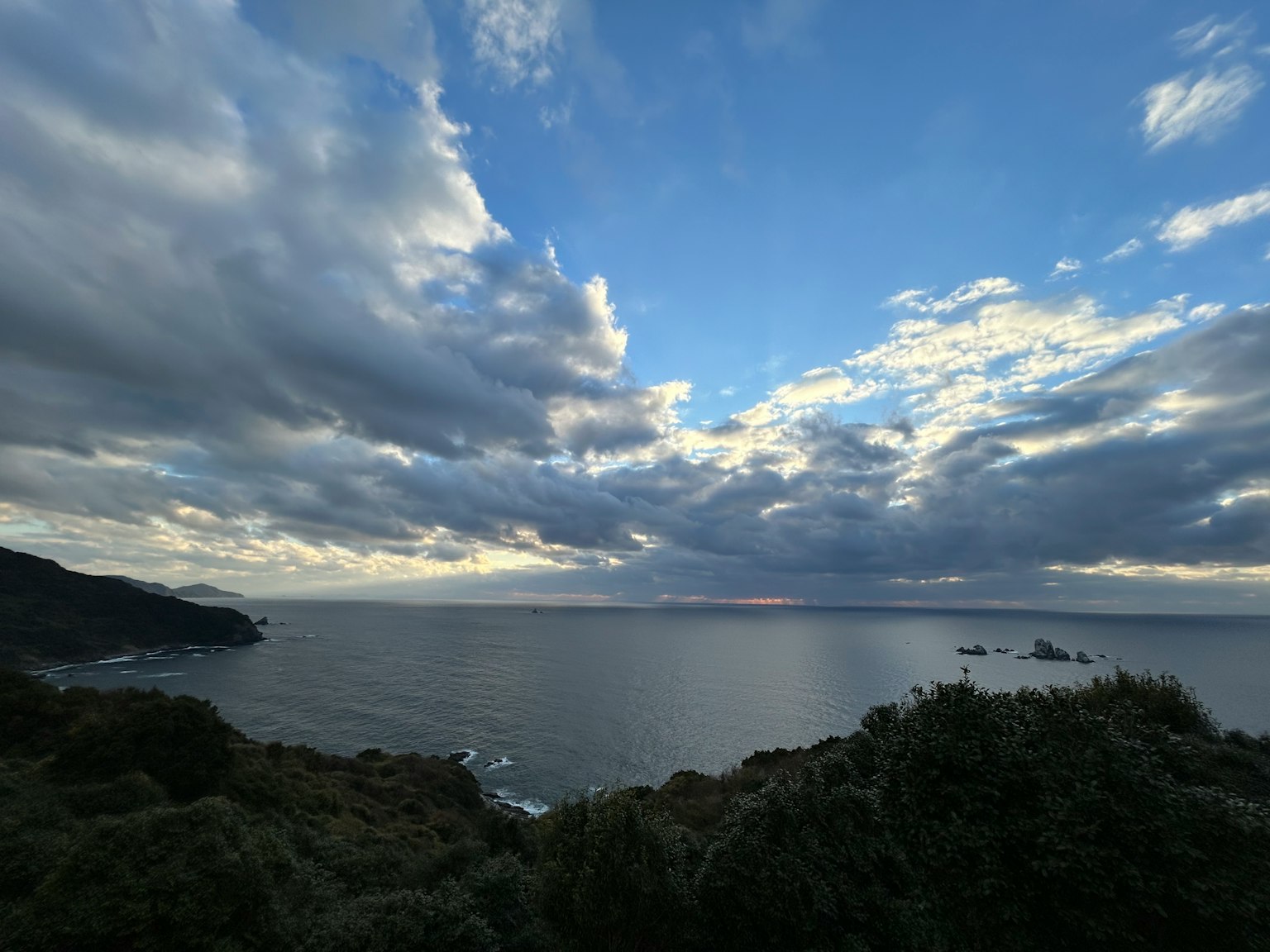 Vista panoramica del mare e del cielo con nuvole espansive