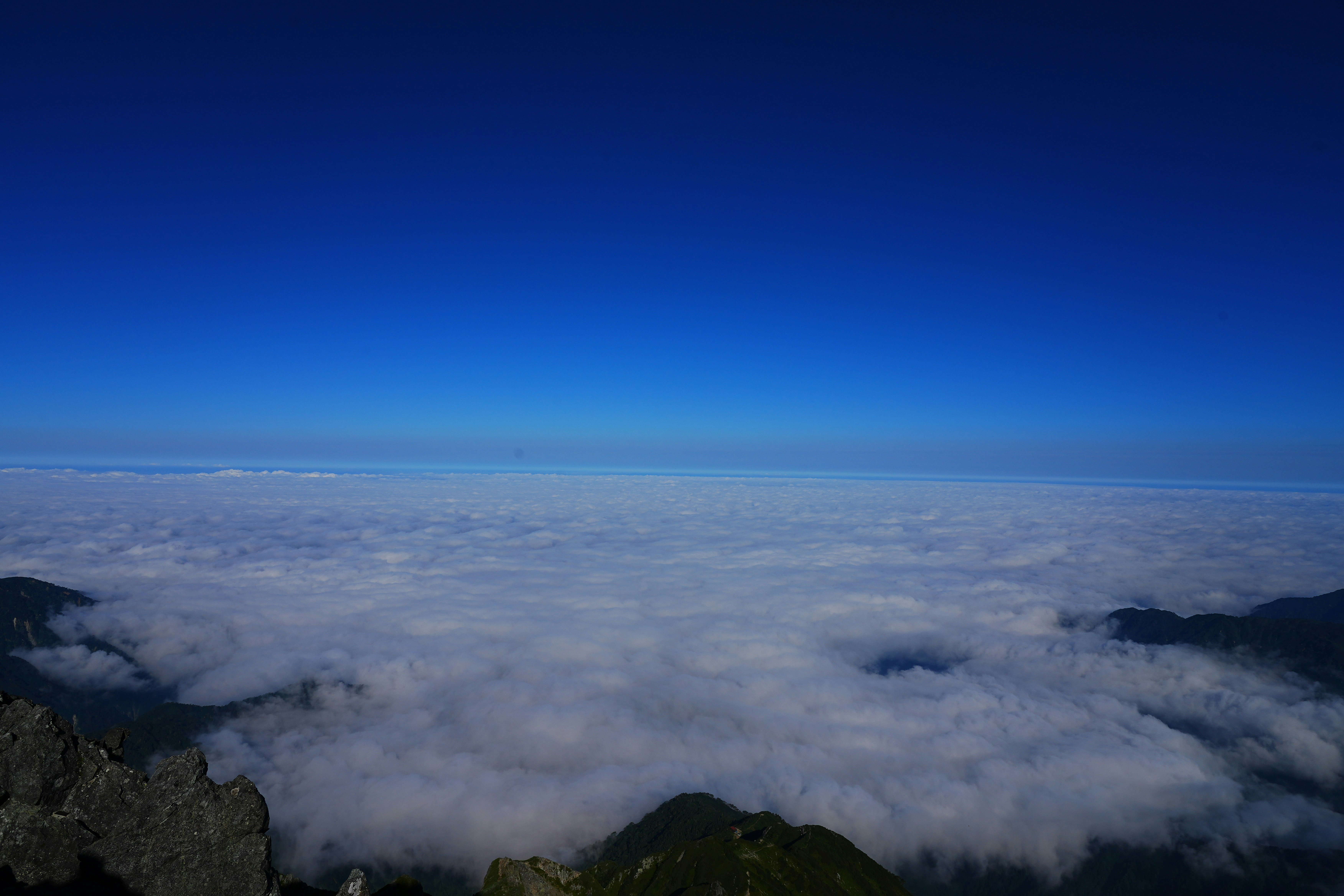 spektakulärer blauer Himmel über einer Wolkenmeer-Ansicht