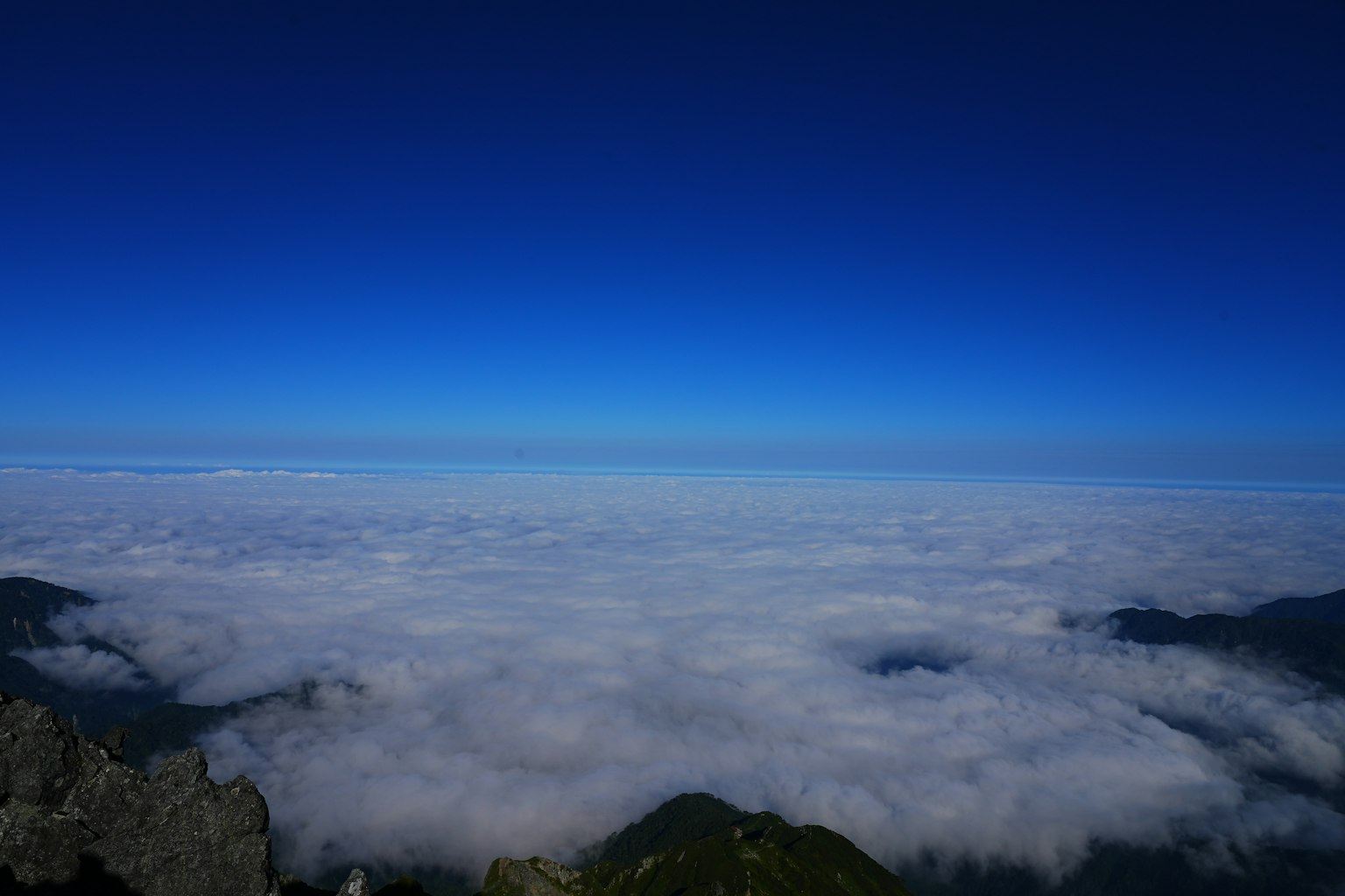 廣闊的藍天與雲海的景觀