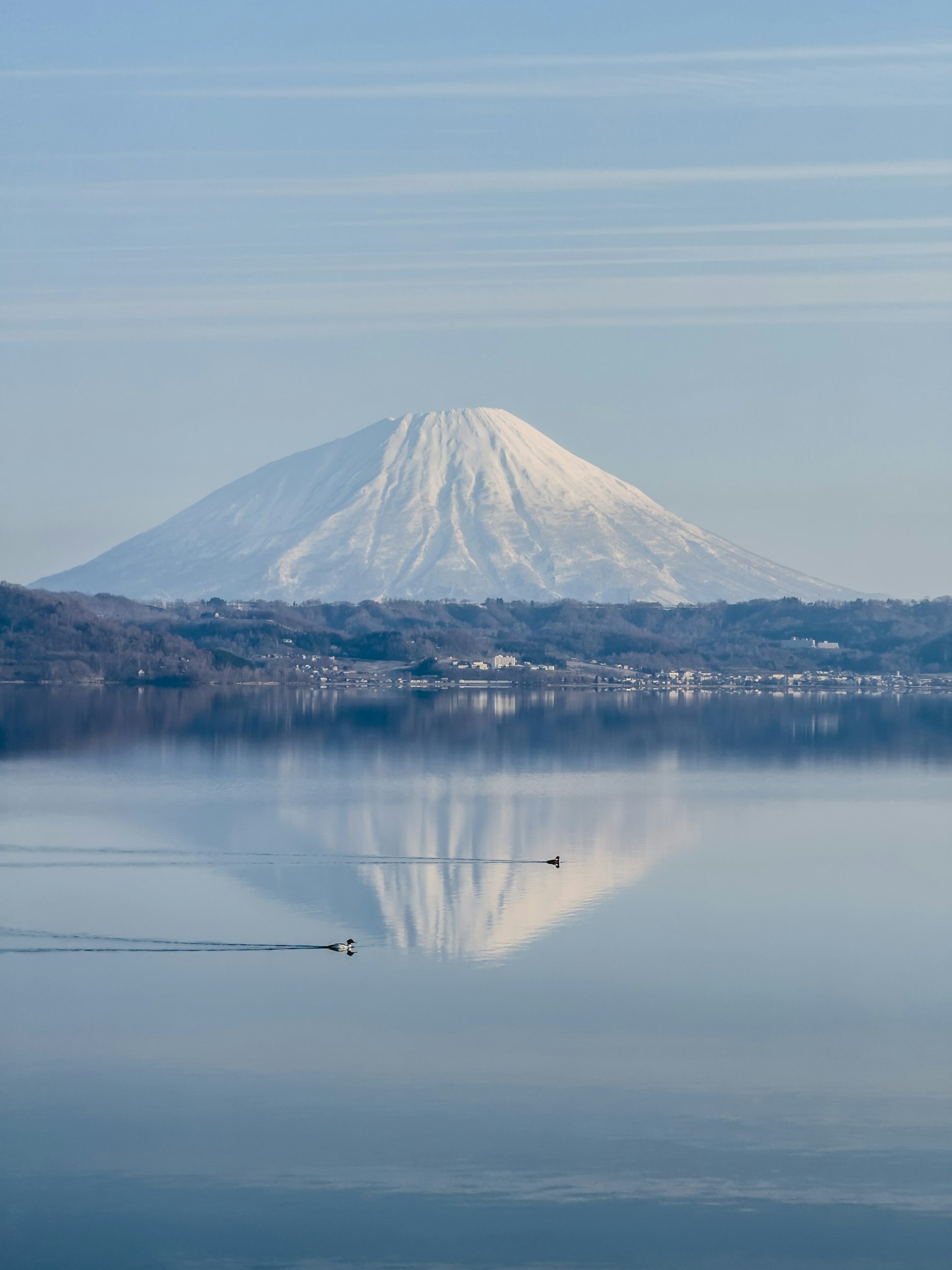 雪山倒映在平靜的湖面上