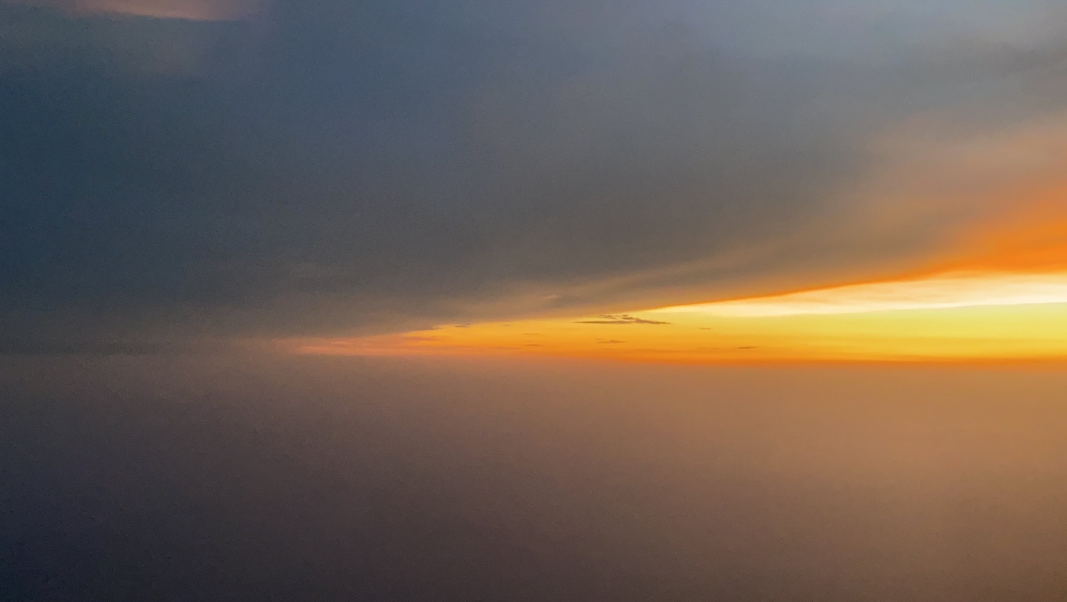 Ciel en dégradé avec lumière orange du coucher de soleil et nuages