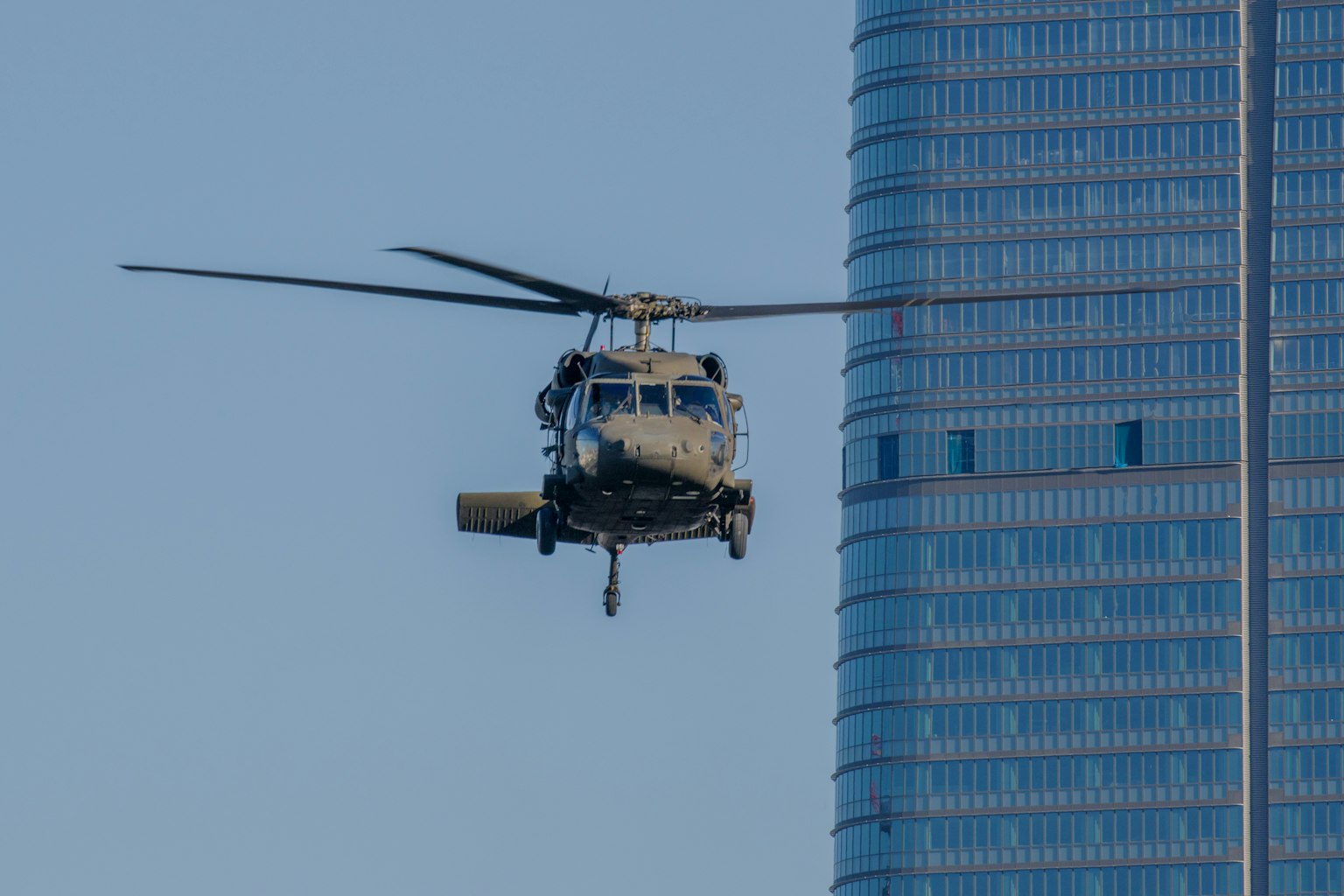 Helicóptero volando cerca de un rascacielos