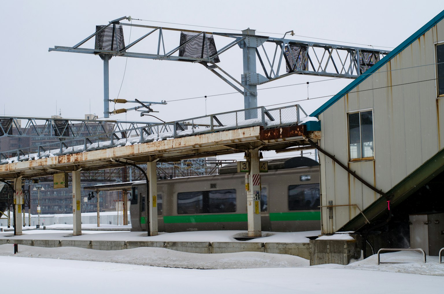 ฉากของสถานีรถไฟเก่าและรถไฟในหิมะ