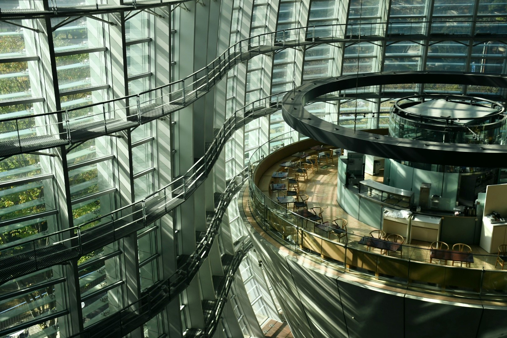 intérieur d’un laboratoire de recherche futuriste en verre