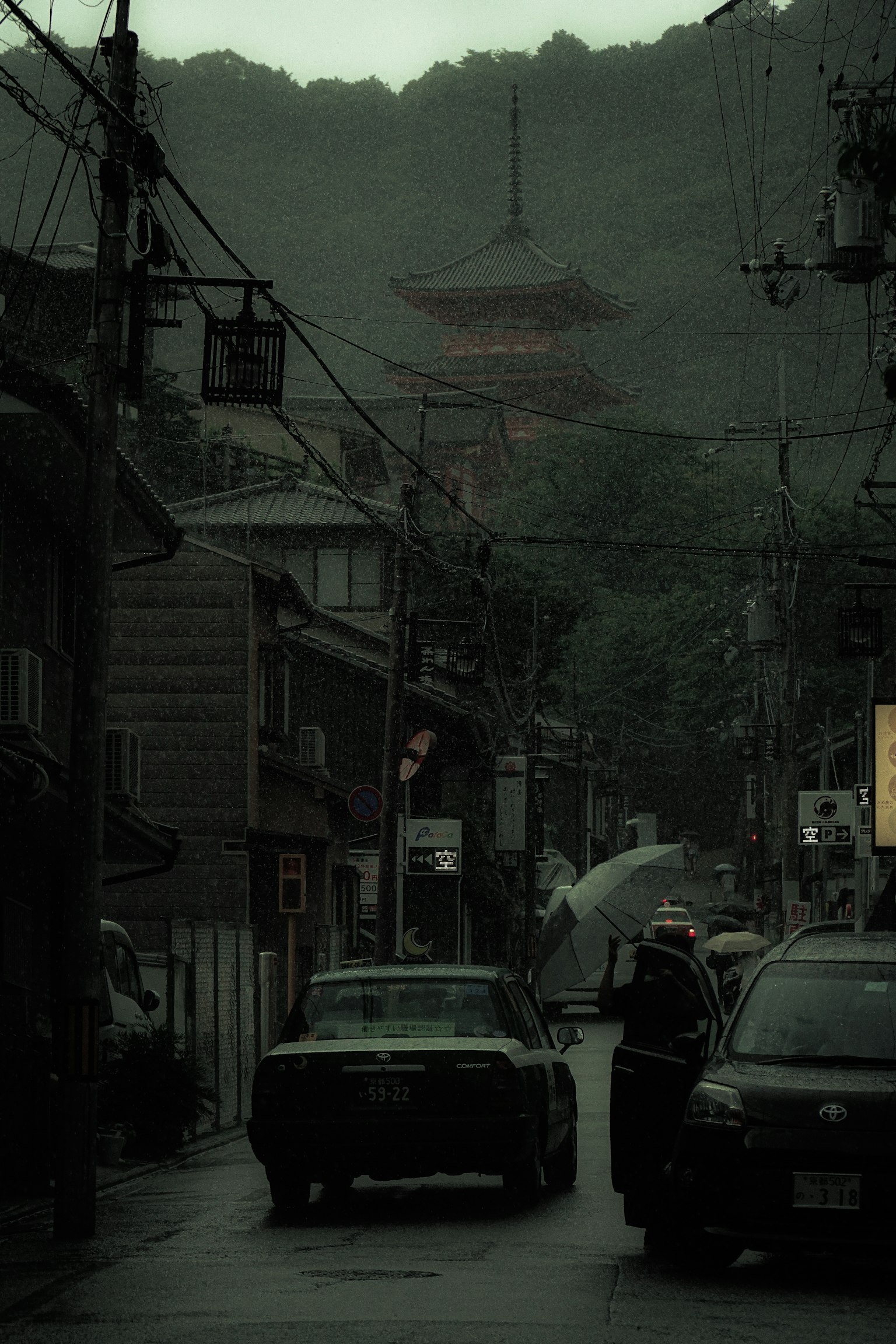 Strada tranquilla con edifici antichi e una pagoda avvolta nella nebbia