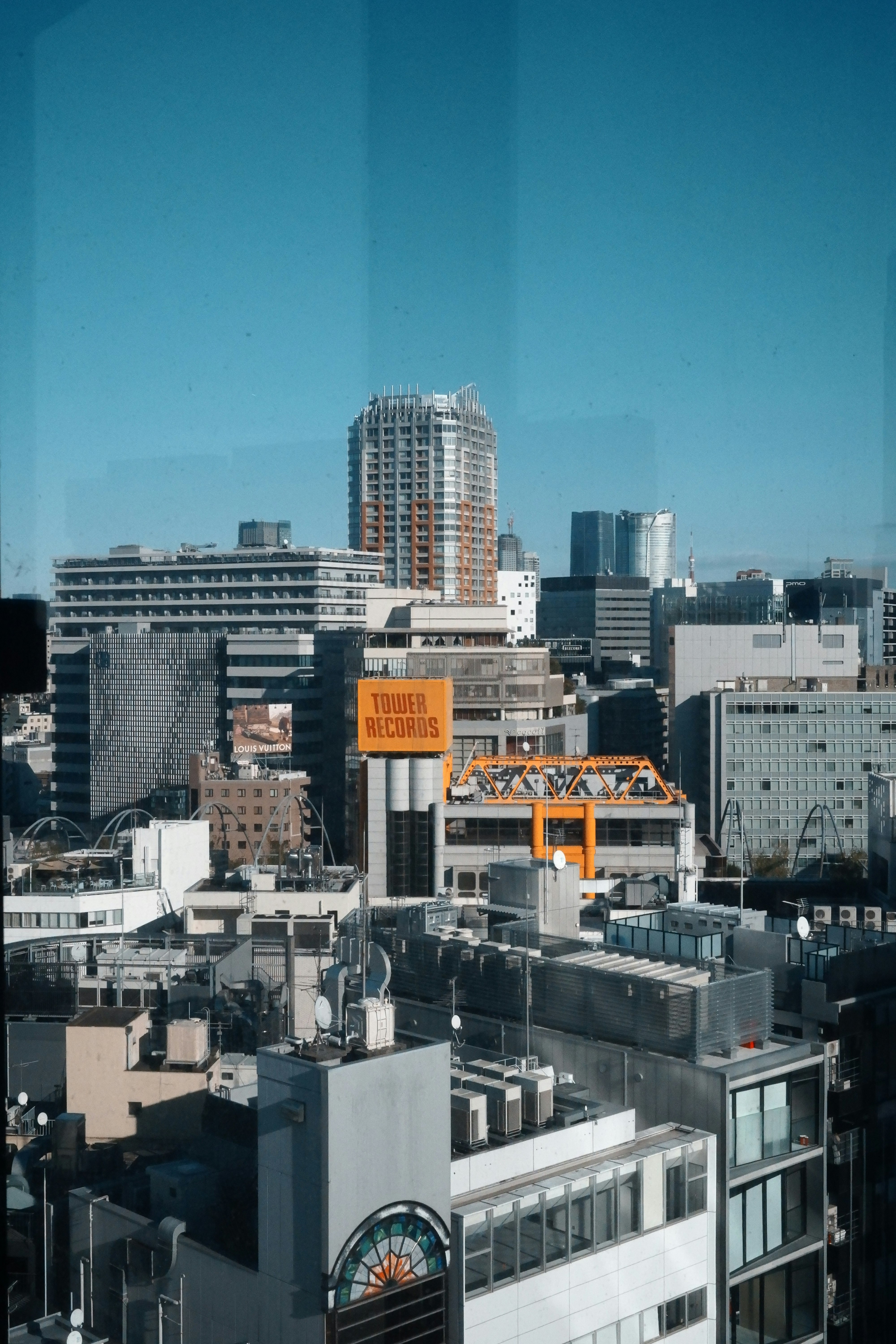 高層ビル群と街の屋上が見える都市のスカイライン