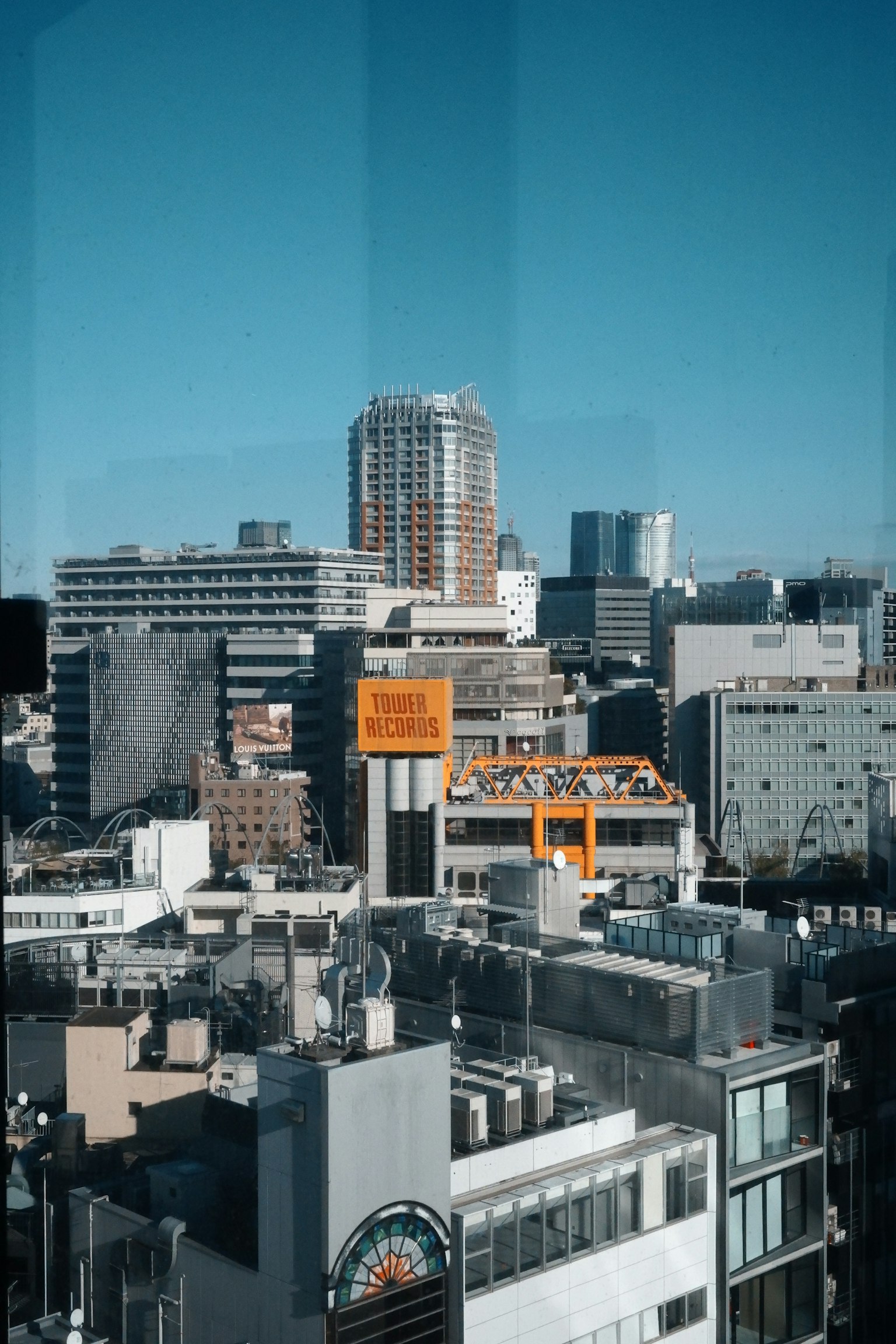 Städtische Skyline mit klarem blauen Himmel und hohen Gebäuden sowie Handelsstrukturen