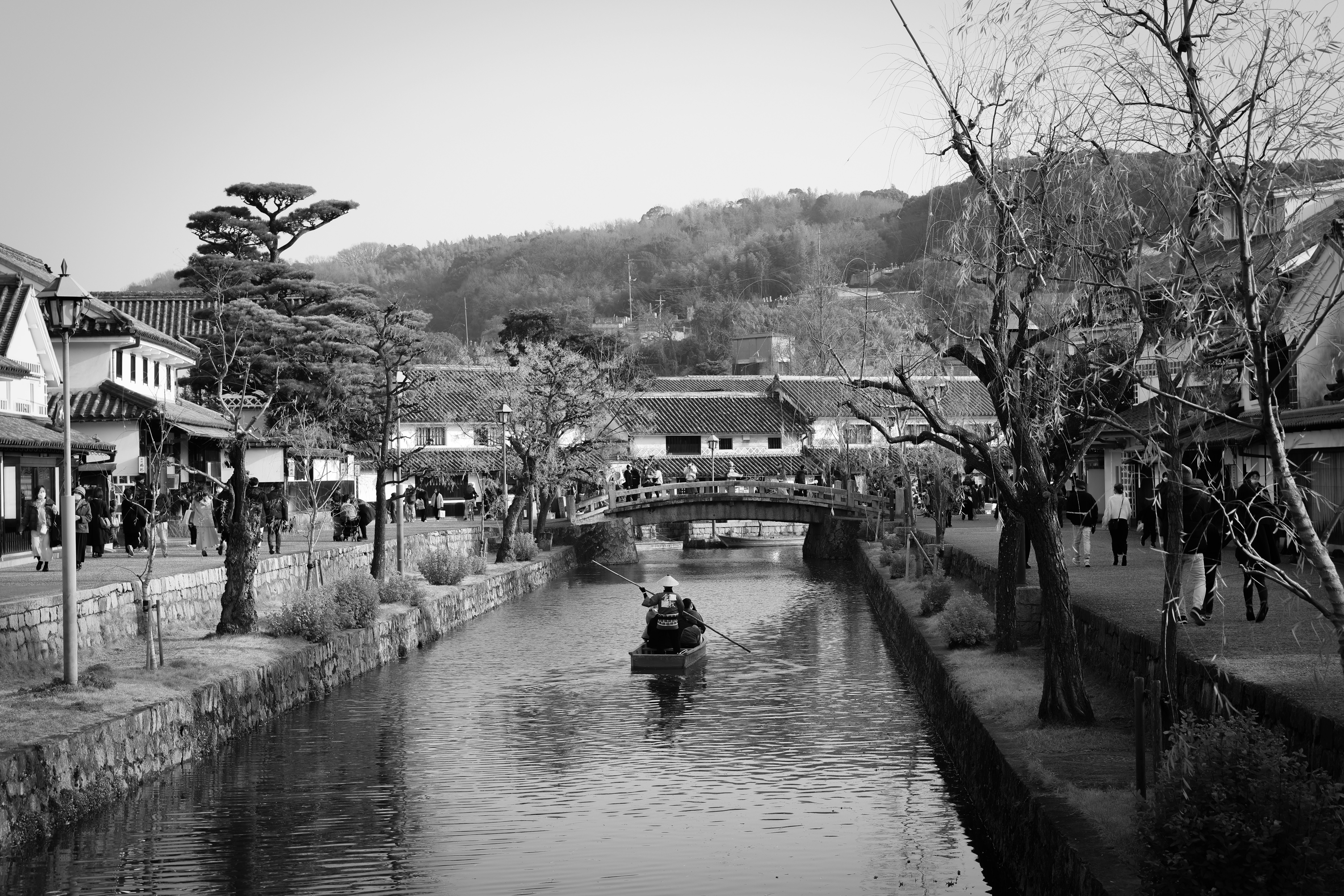 黑白静谧的运河场景与历史建筑一只船在水中滑行