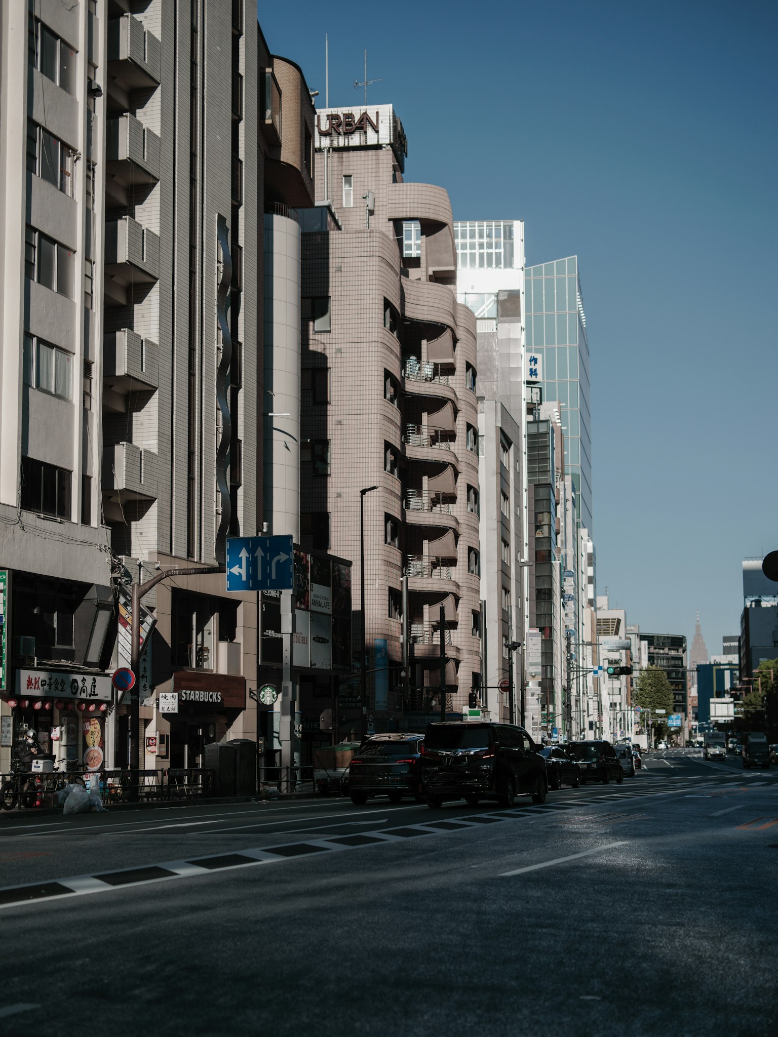Moderne Gebäude und Fahrzeuge entlang einer Stadtstraße