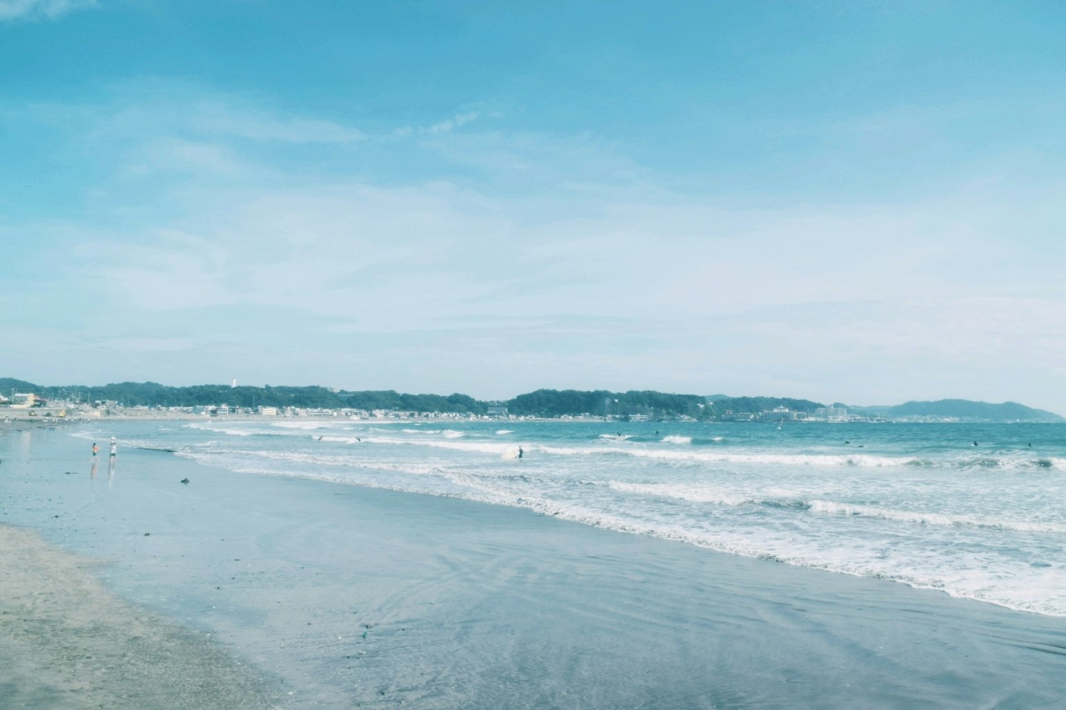 ฉากชายหาดที่มีทะเลและท้องฟ้าสีฟ้า คลื่นซัด