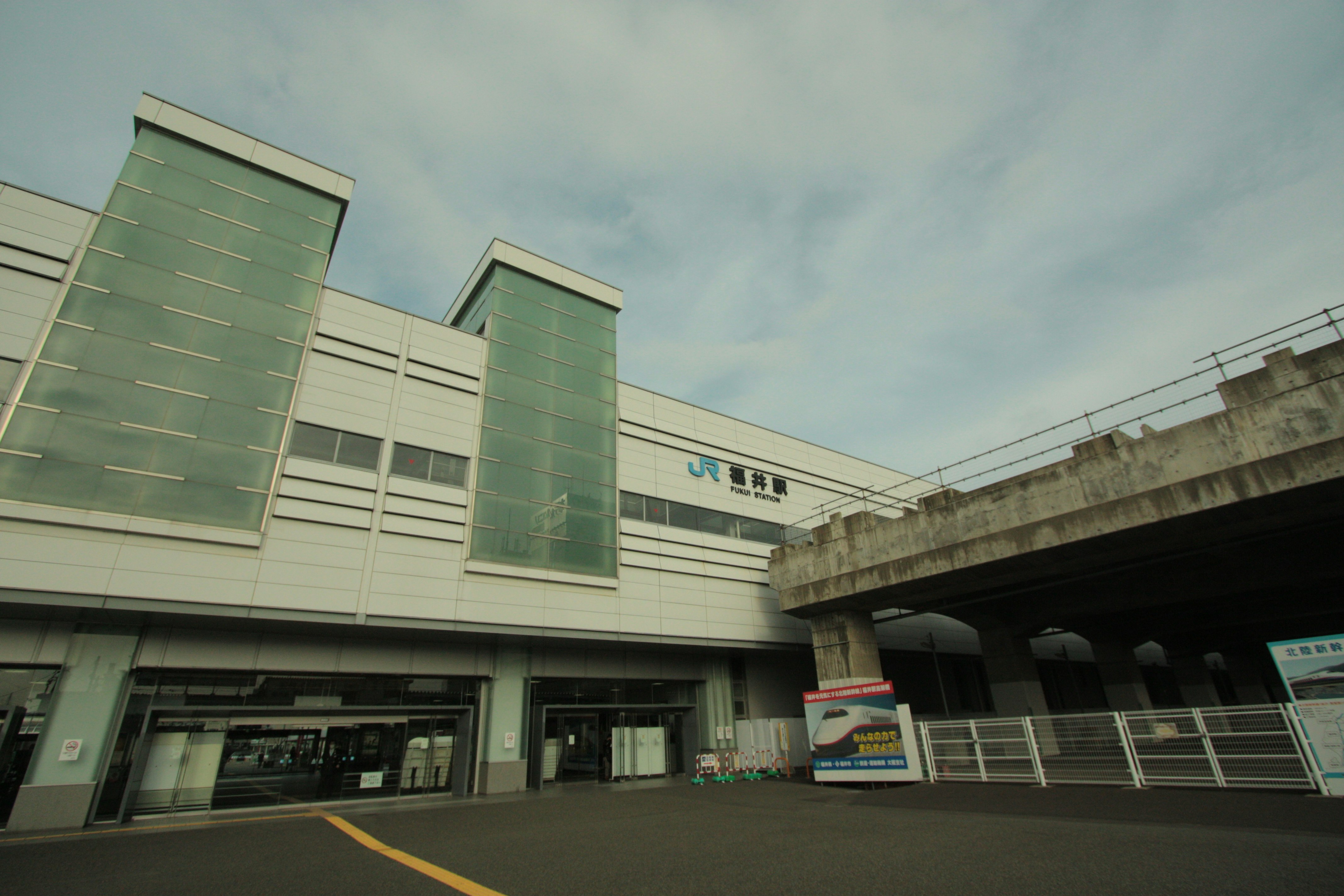 高架鐵路下的車站建築與月台街景