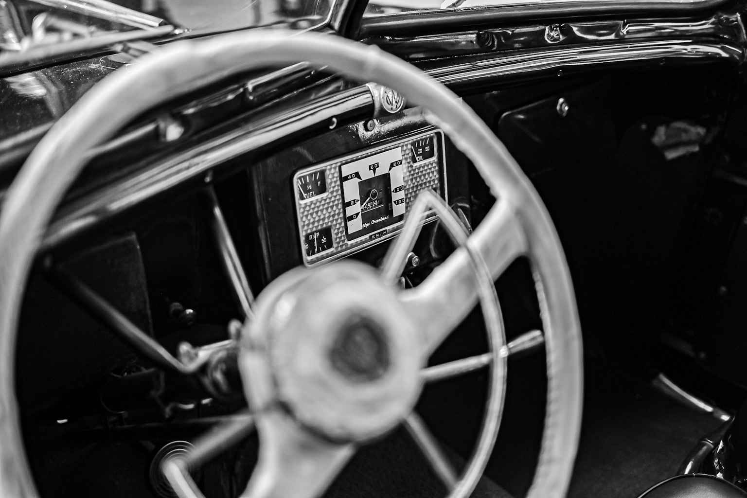 古い車のインテリア ステアリングホイールとメーターが見える