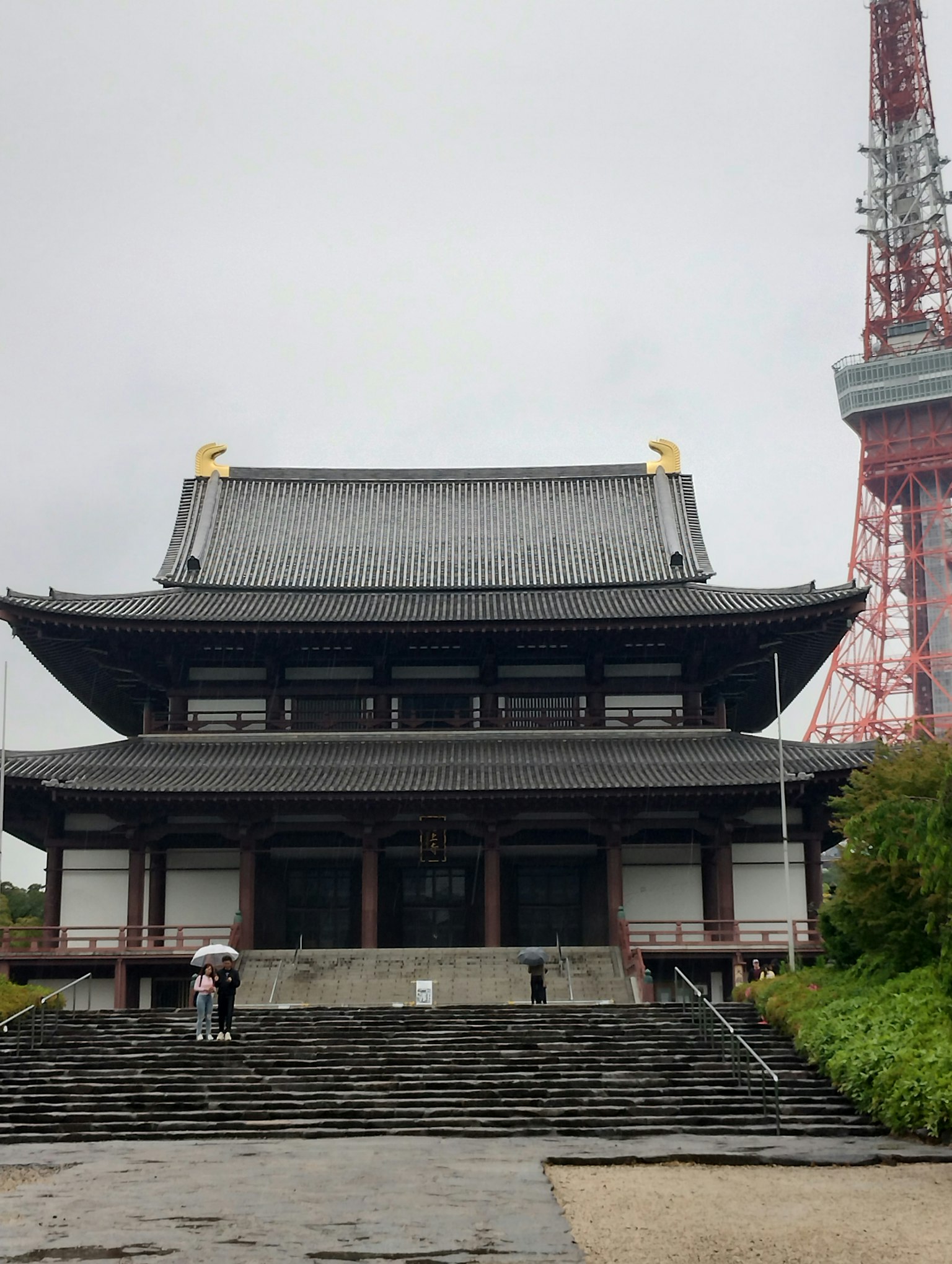 東京塔附近的傳統寺廟結構和石階