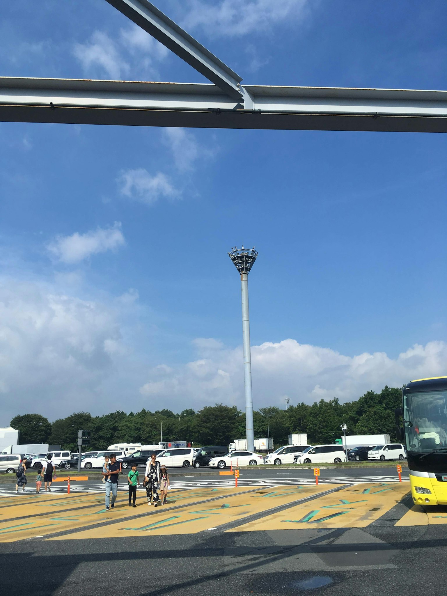 Vista de un estacionamiento y un autobús bajo un cielo azul