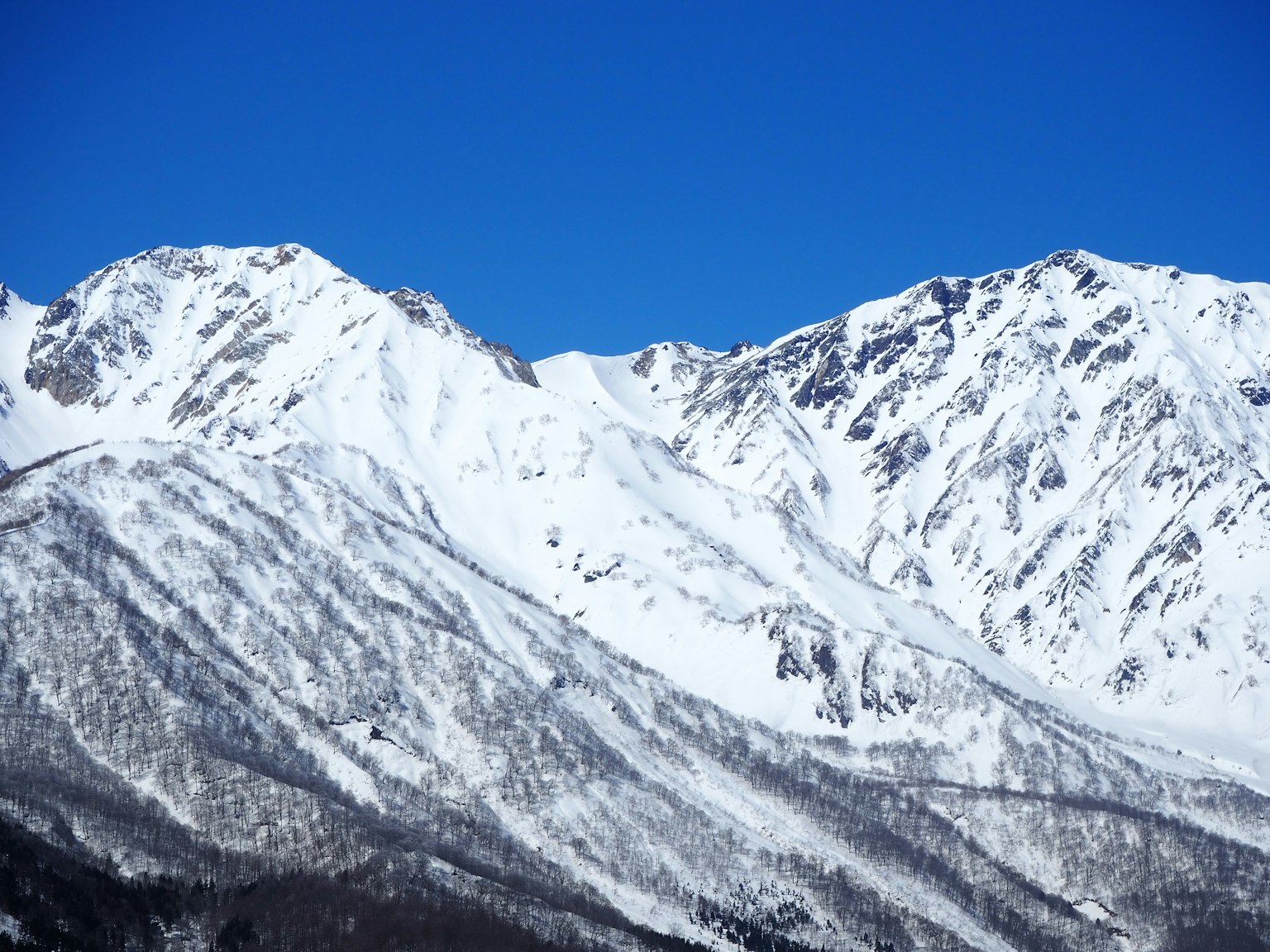 Schneebedeckte Berge unter einem klaren blauen Himmel