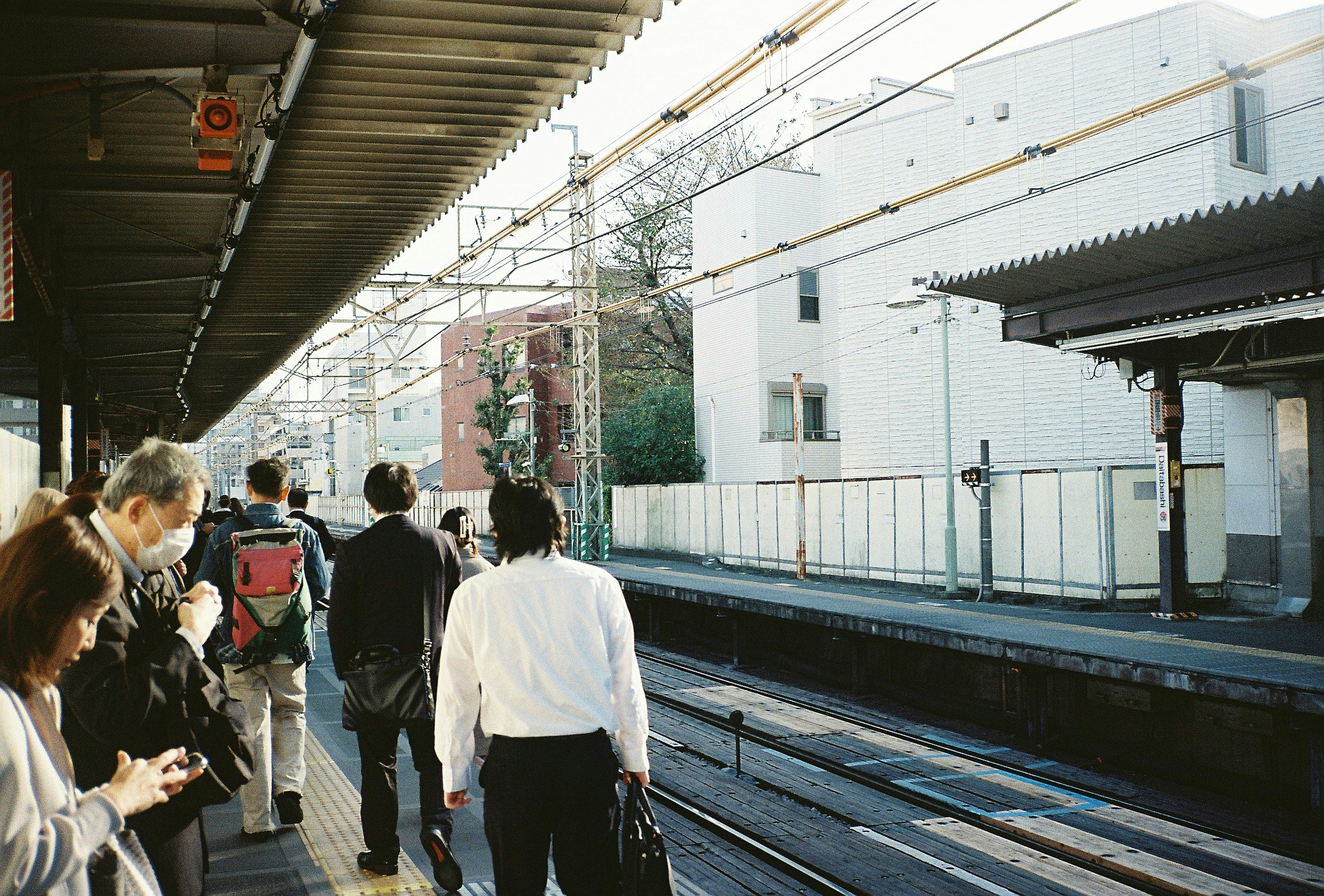 persone che camminano su un binario ferroviario con i binari