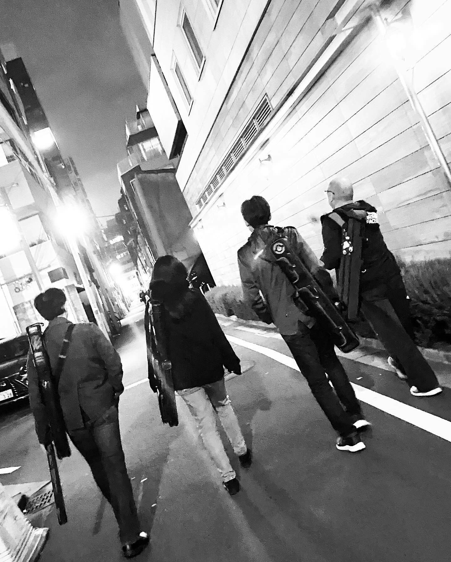 Persone viste di spalle che camminano in un corridoio stretto