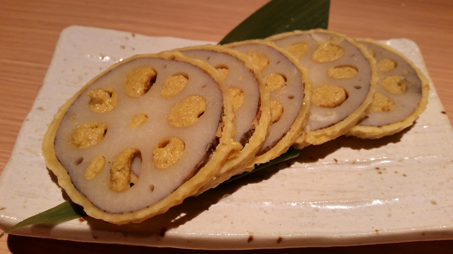 Củ sen cắt lát xếp trên đĩa