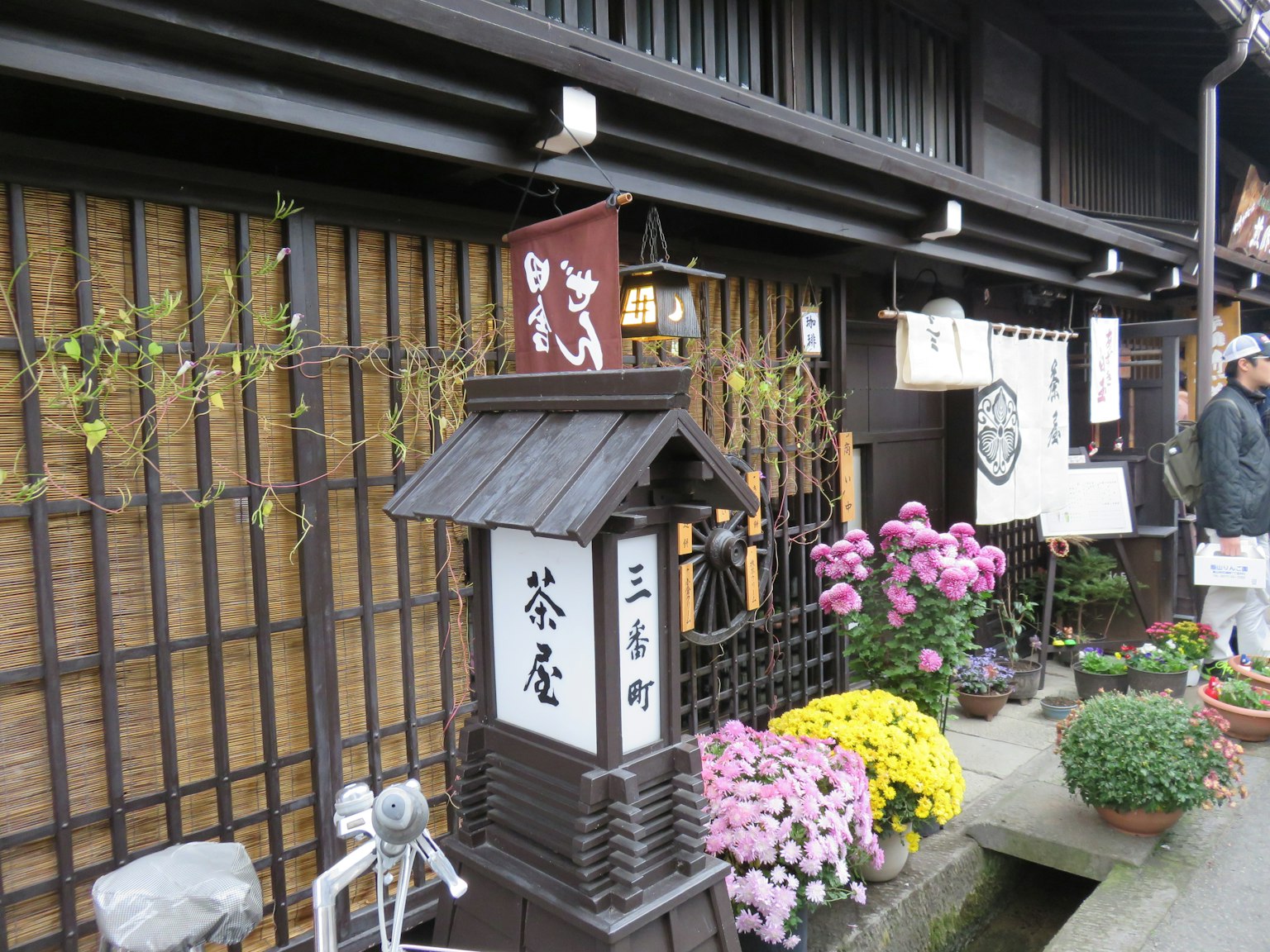 传统日本茶馆外观和花卉布置