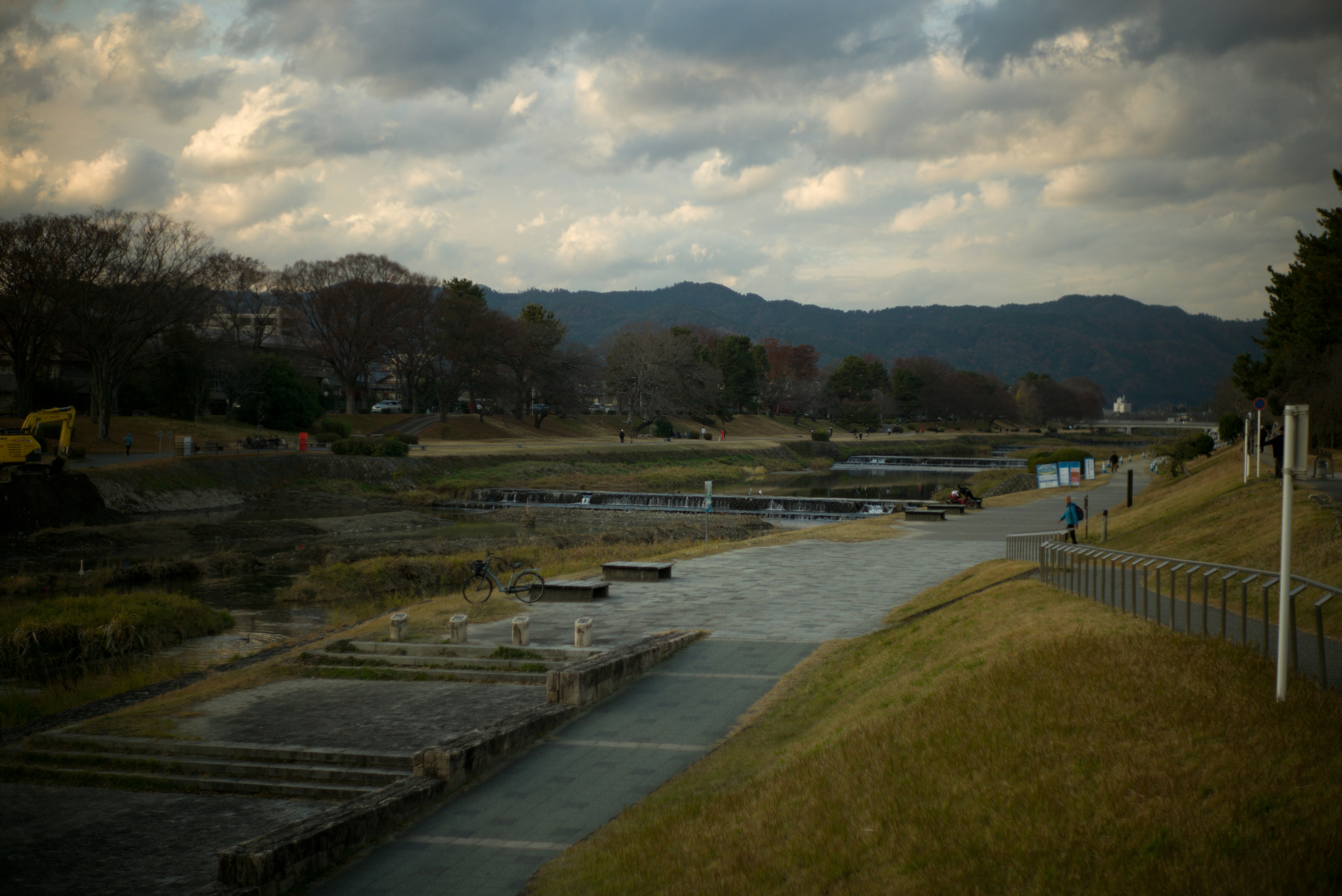 夕方の鴨川と北大路橋周辺の川沿い風景