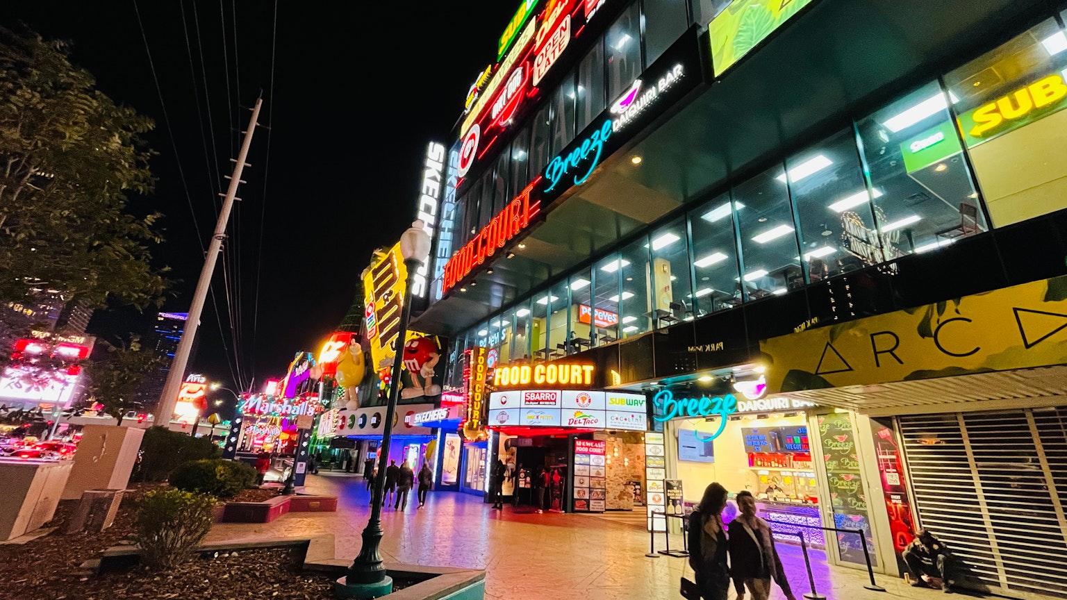 繁华夜市中的彩色店面和霓虹招牌