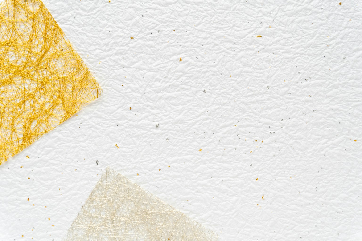 Formes irrégulières en papier jaune et crème sur un fond blanc