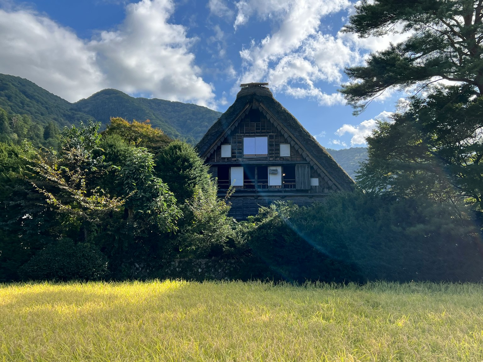 日本傳統合掌造屋與山景背景