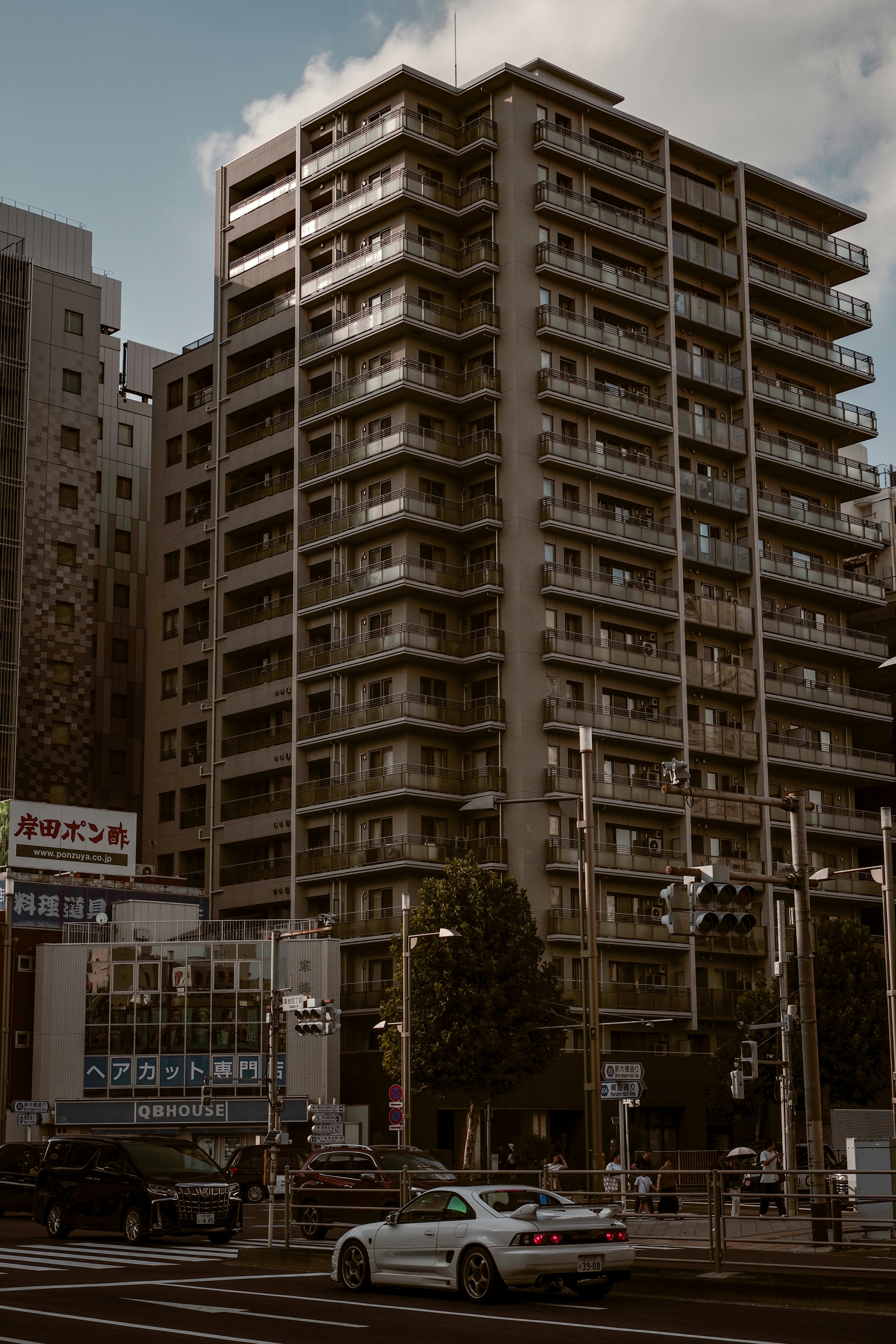 築地の交差点に面した高層マンション群