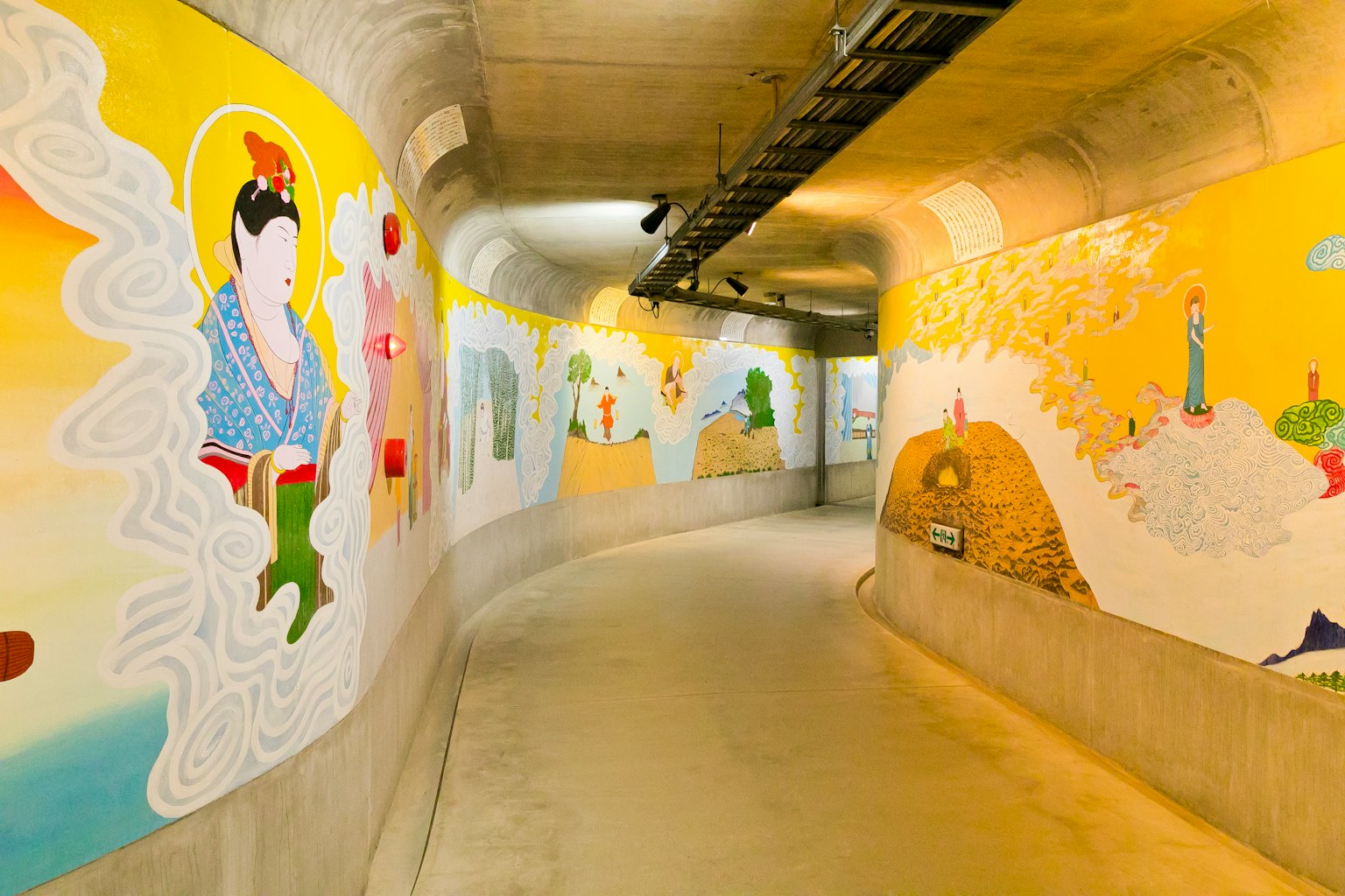Murales vibrantes que decoran el interior curvado de un túnel