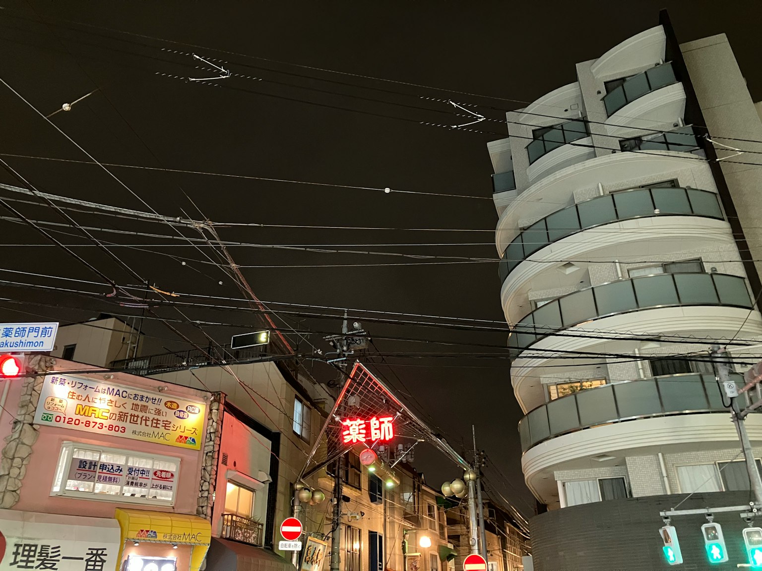 夜の街並みと電線の交差が見える風景