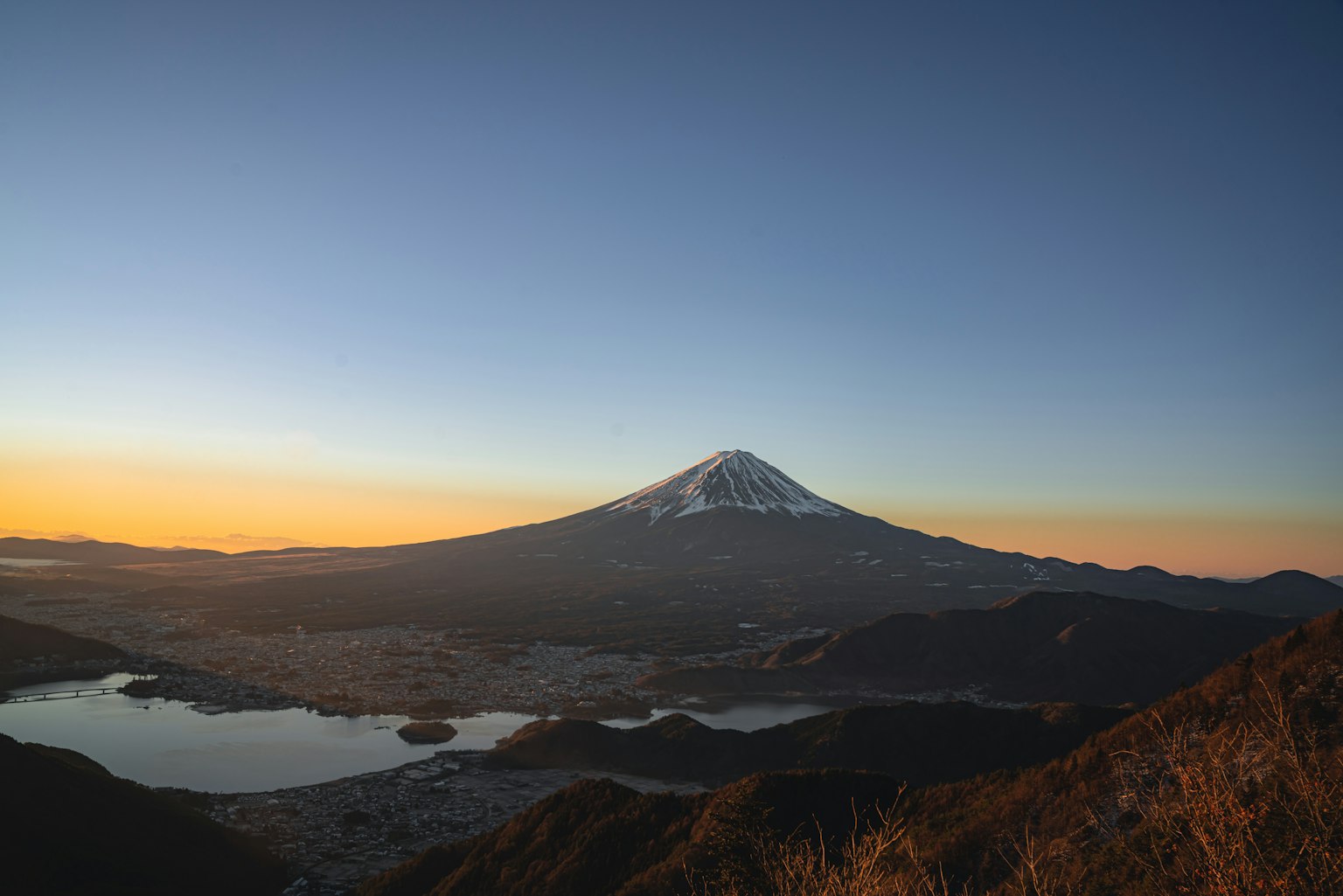 Majestätische Aussicht auf den Fuji mit einem schönen Sonnenuntergang im Hintergrund