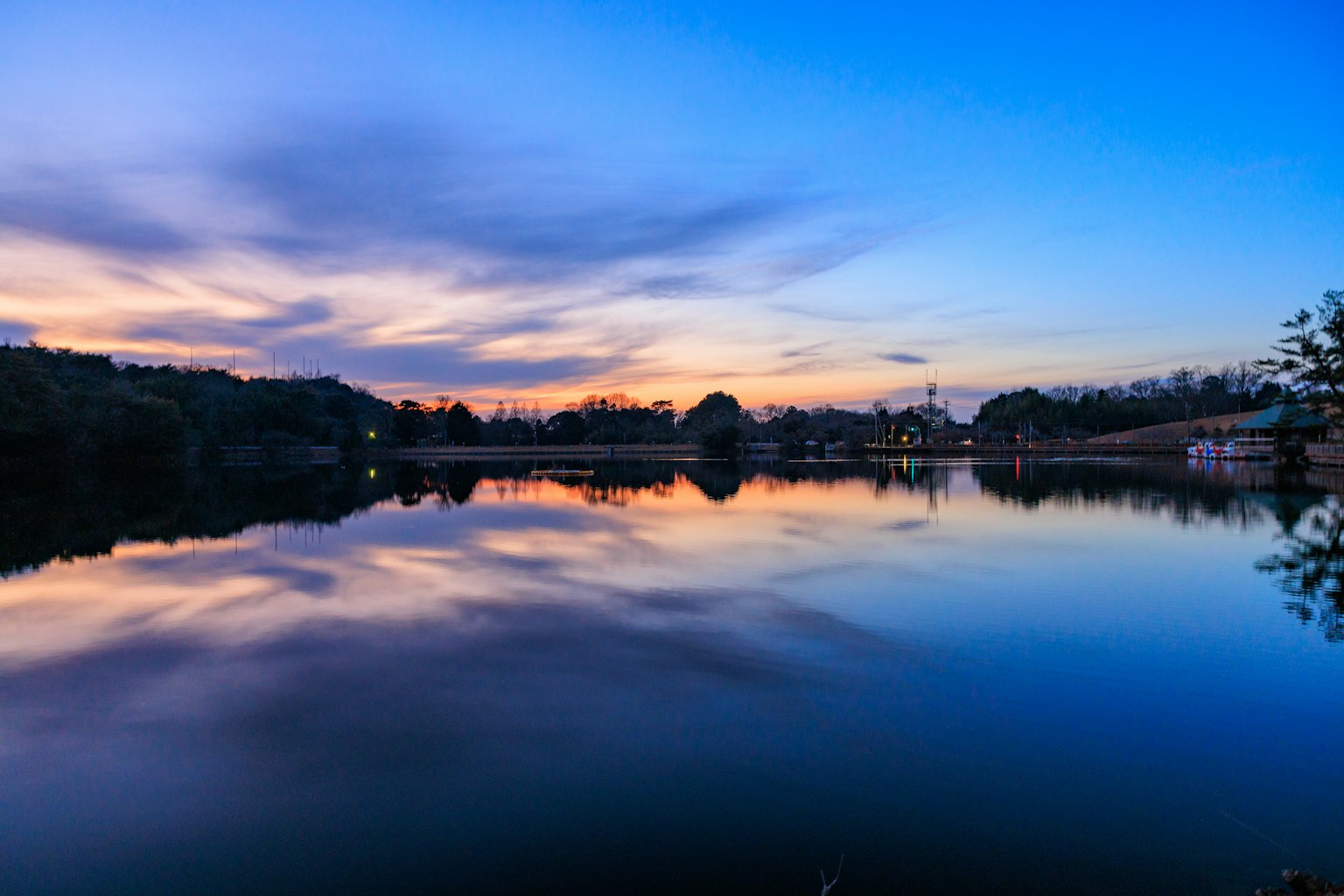 Paisaje sereno de un lago reflejando un hermoso atardecer