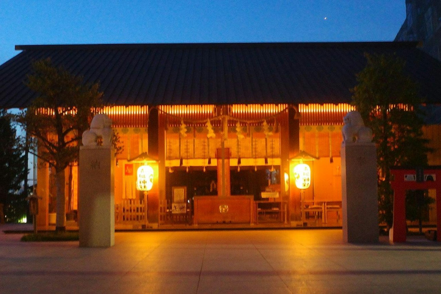 夜間照亮的傳統神社建築