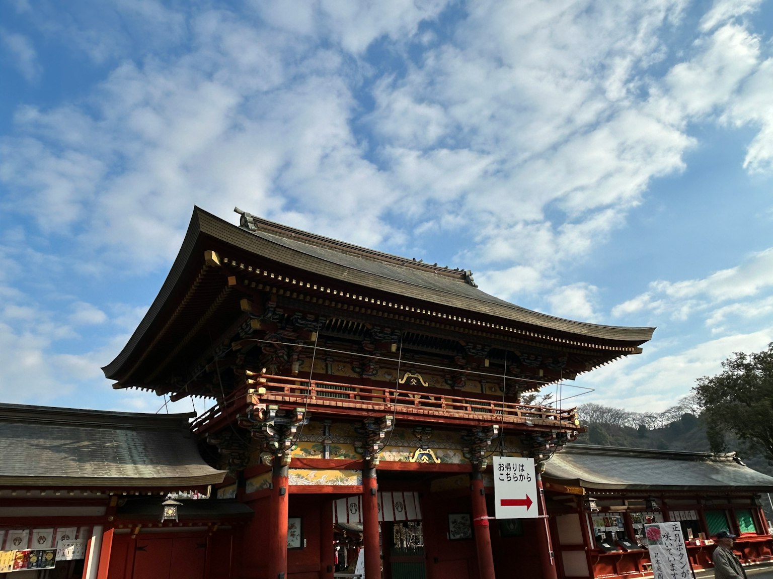 傳統日本神社入口在美麗的藍天下
