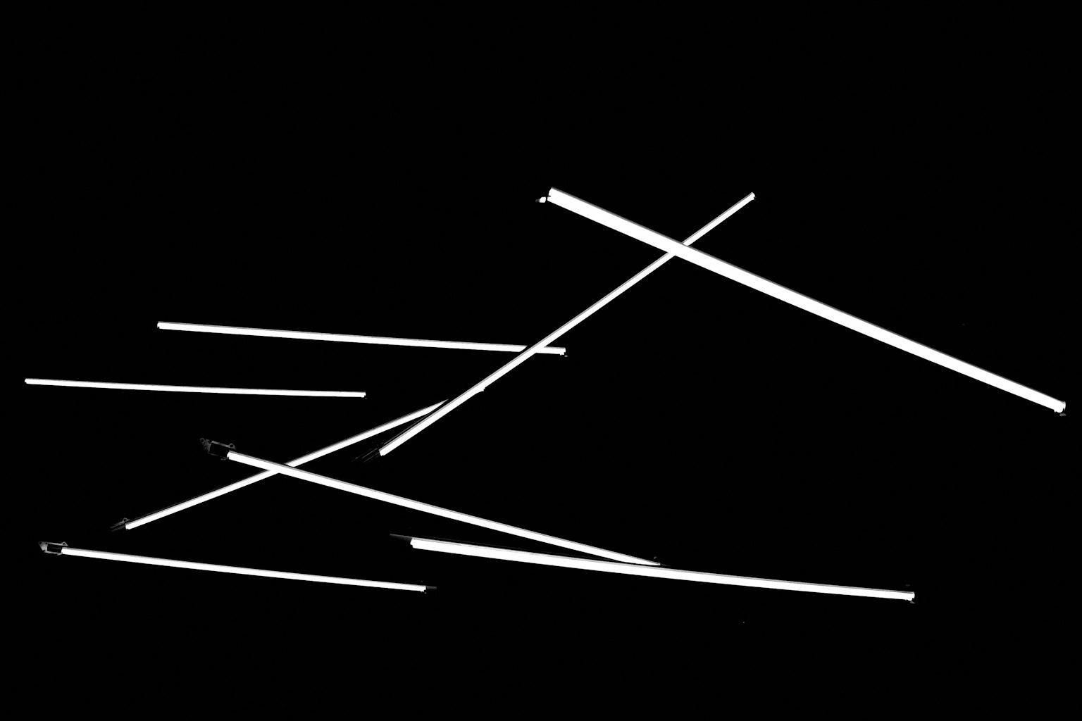 Sedotan putih tersebar di latar belakang hitam