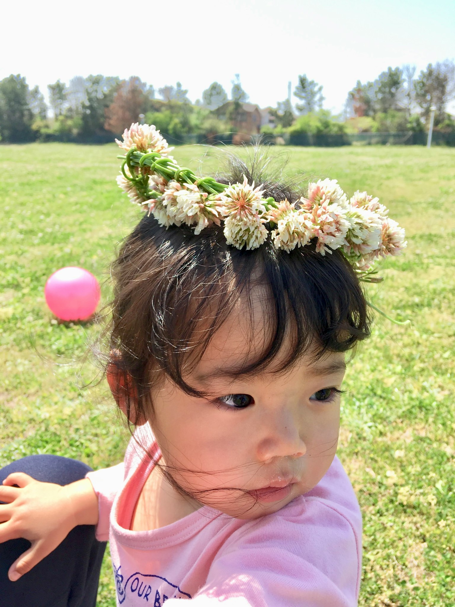 Un niño con una corona de flores en un parque