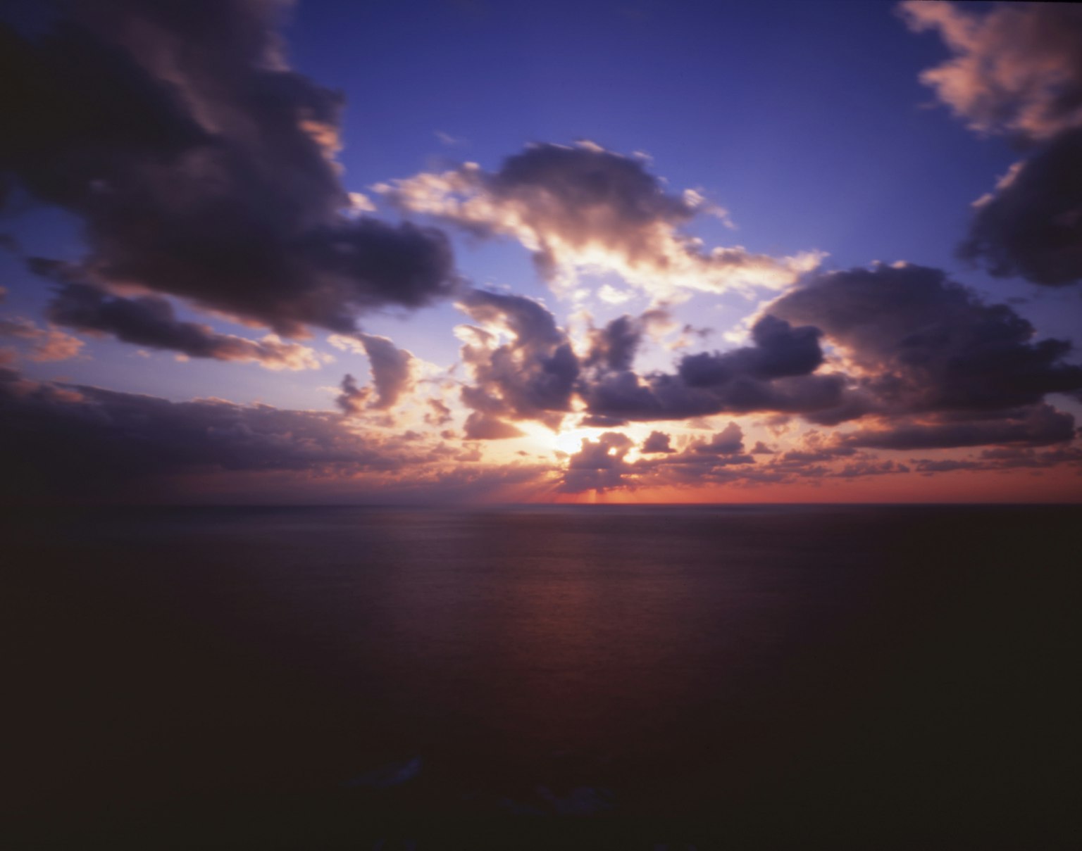 Ciel de coucher de soleil magnifique avec des nuages au-dessus de l'océan