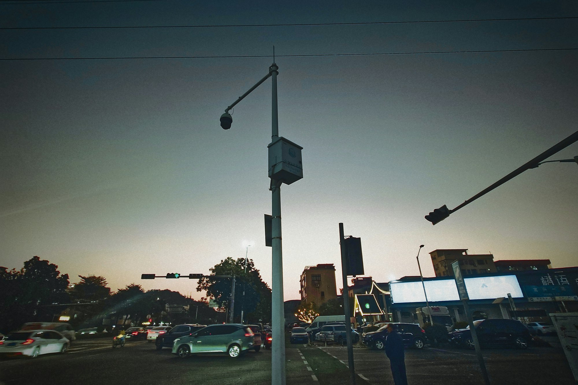 สี่แยกยามเย็นพร้อมสัญญาณไฟจราจรและรถยนต์