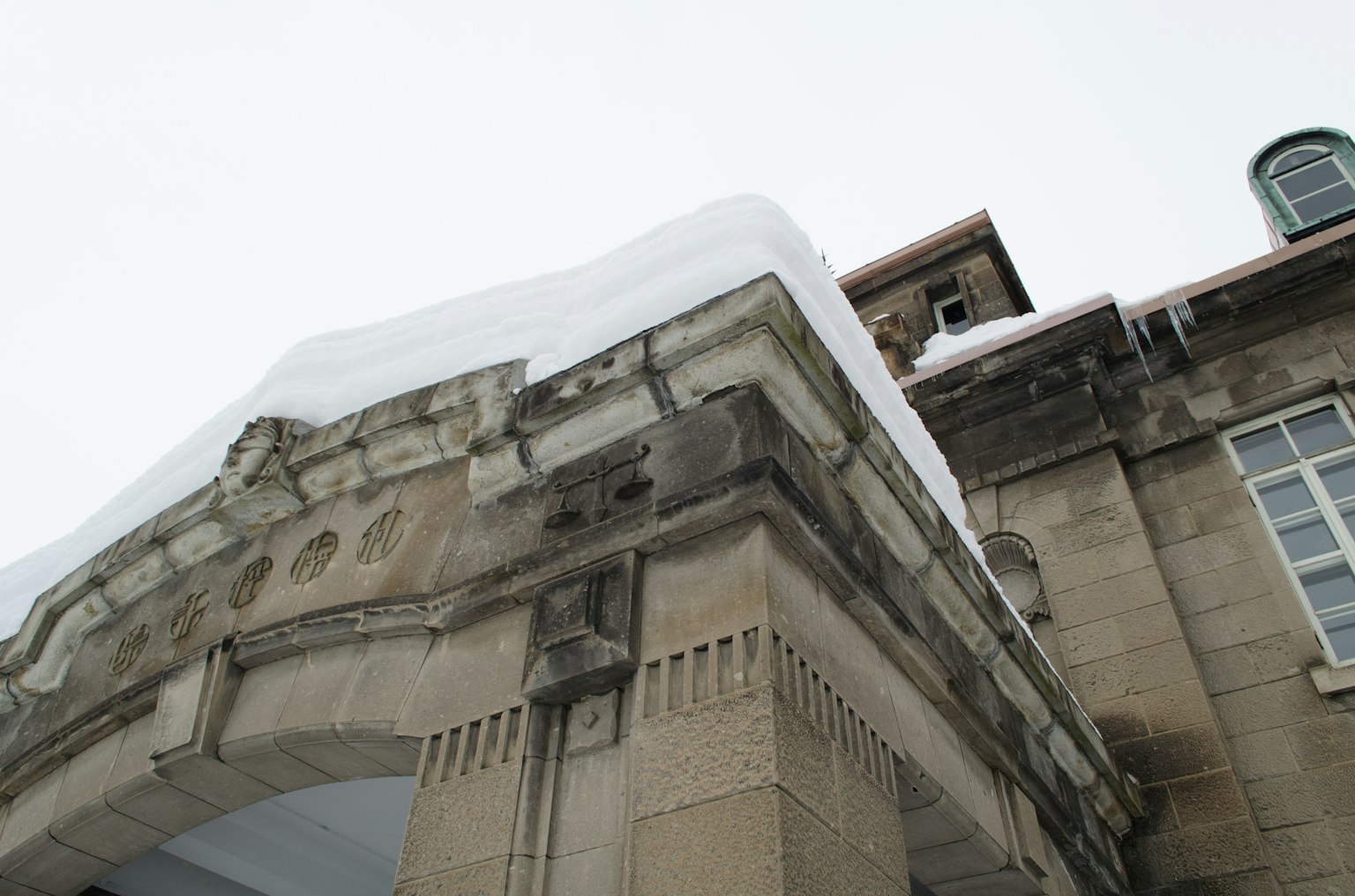 Schneebedecktes Gebäude mit Bogenstruktur und detaillierter Architektur