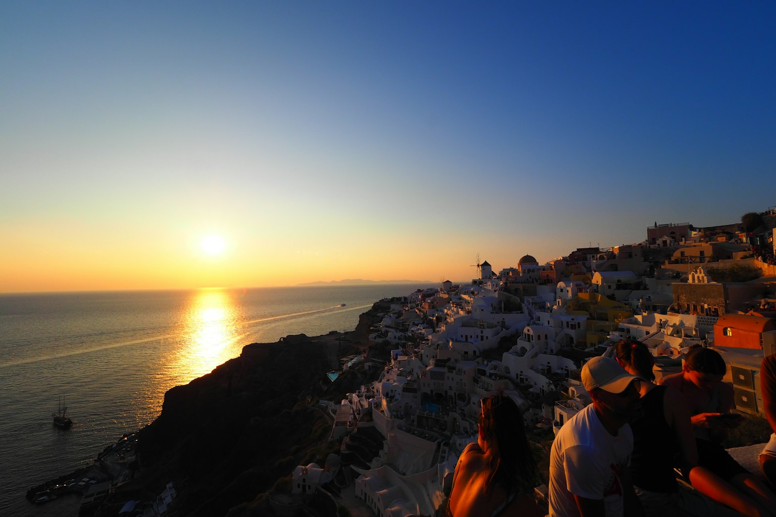 Vue panoramique d'un beau coucher de soleil sur la mer à Santorin