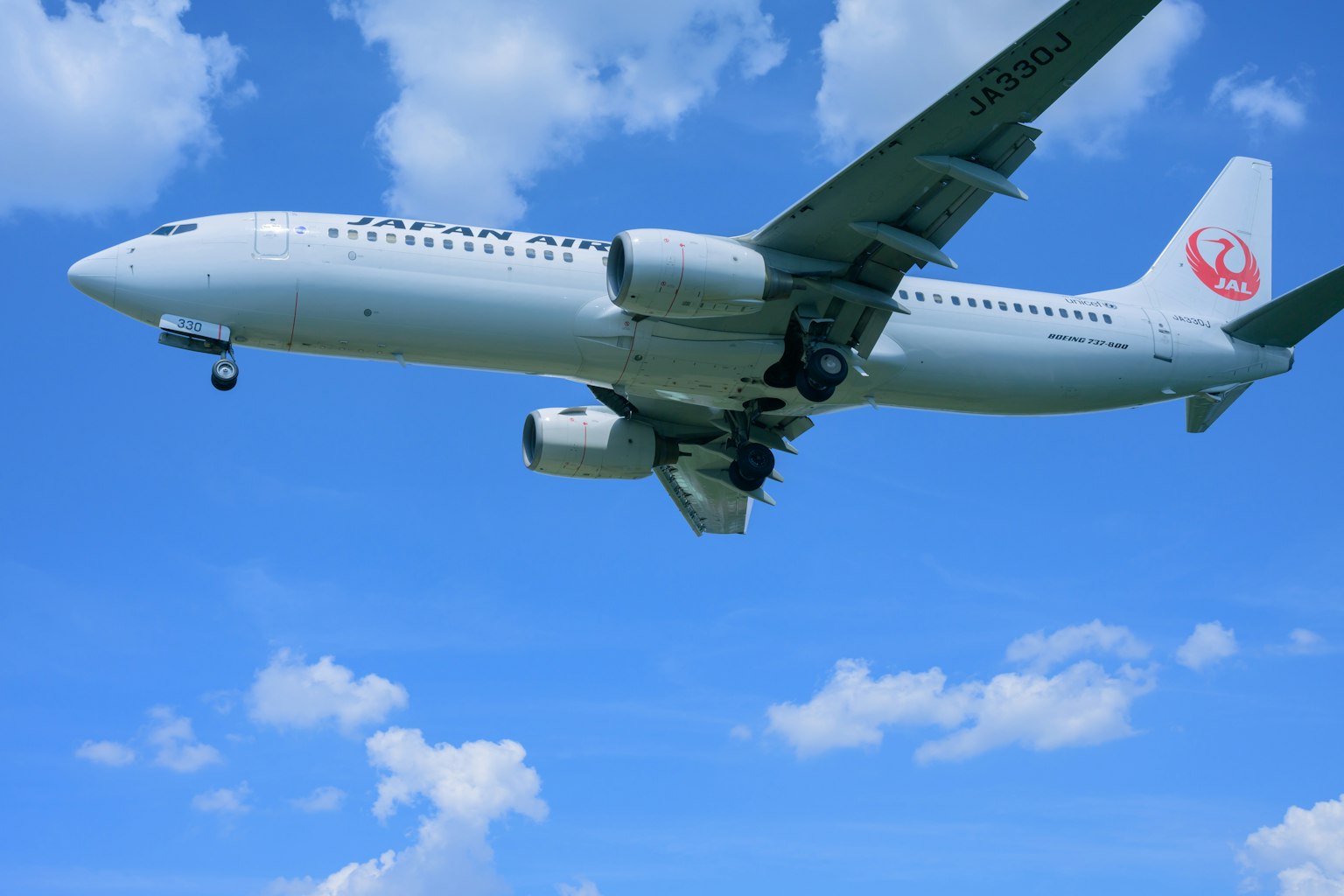 日本航空飛機在藍天飛行