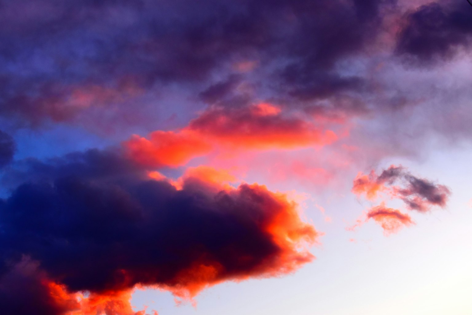 Nuages colorés dans un ciel de coucher de soleil