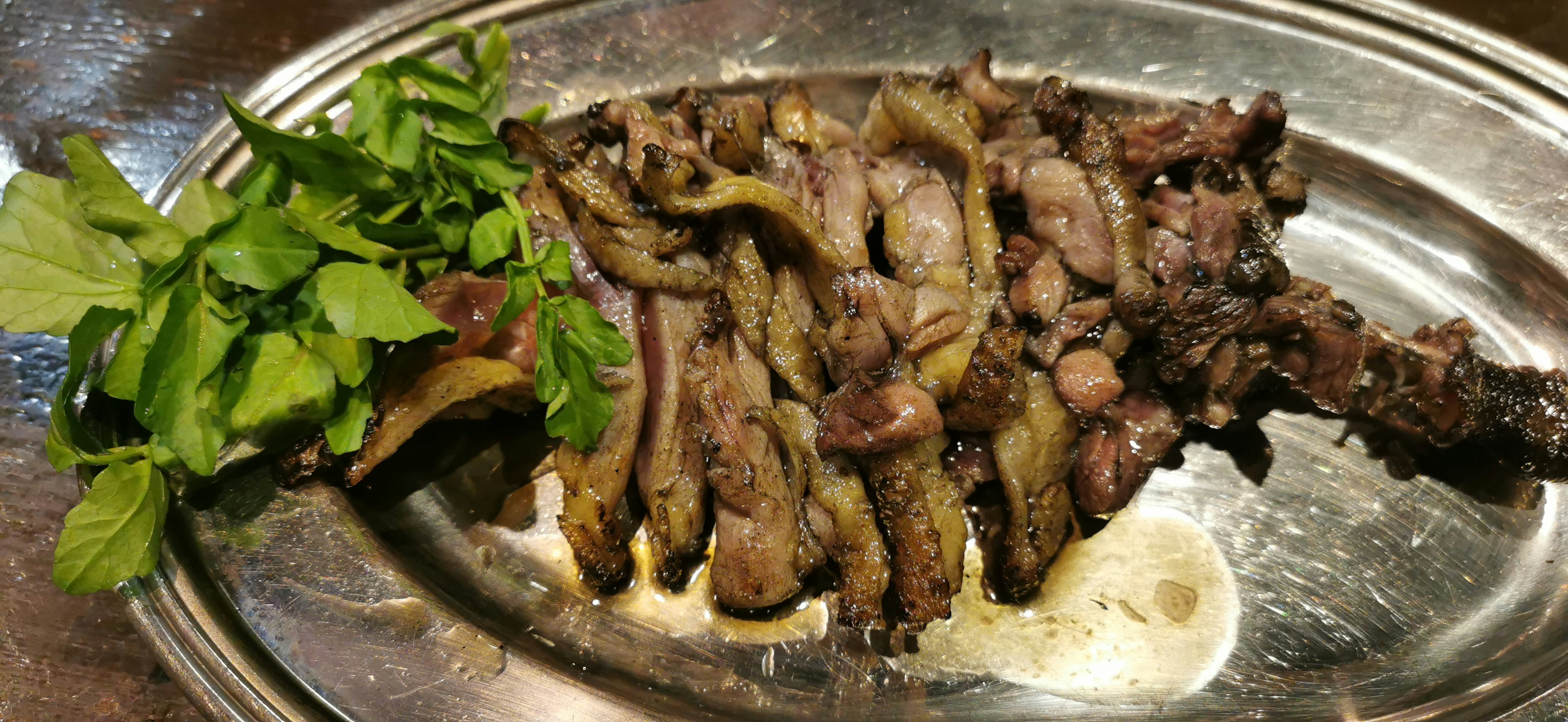 帶骨烤肉拼盤與新鮮香草