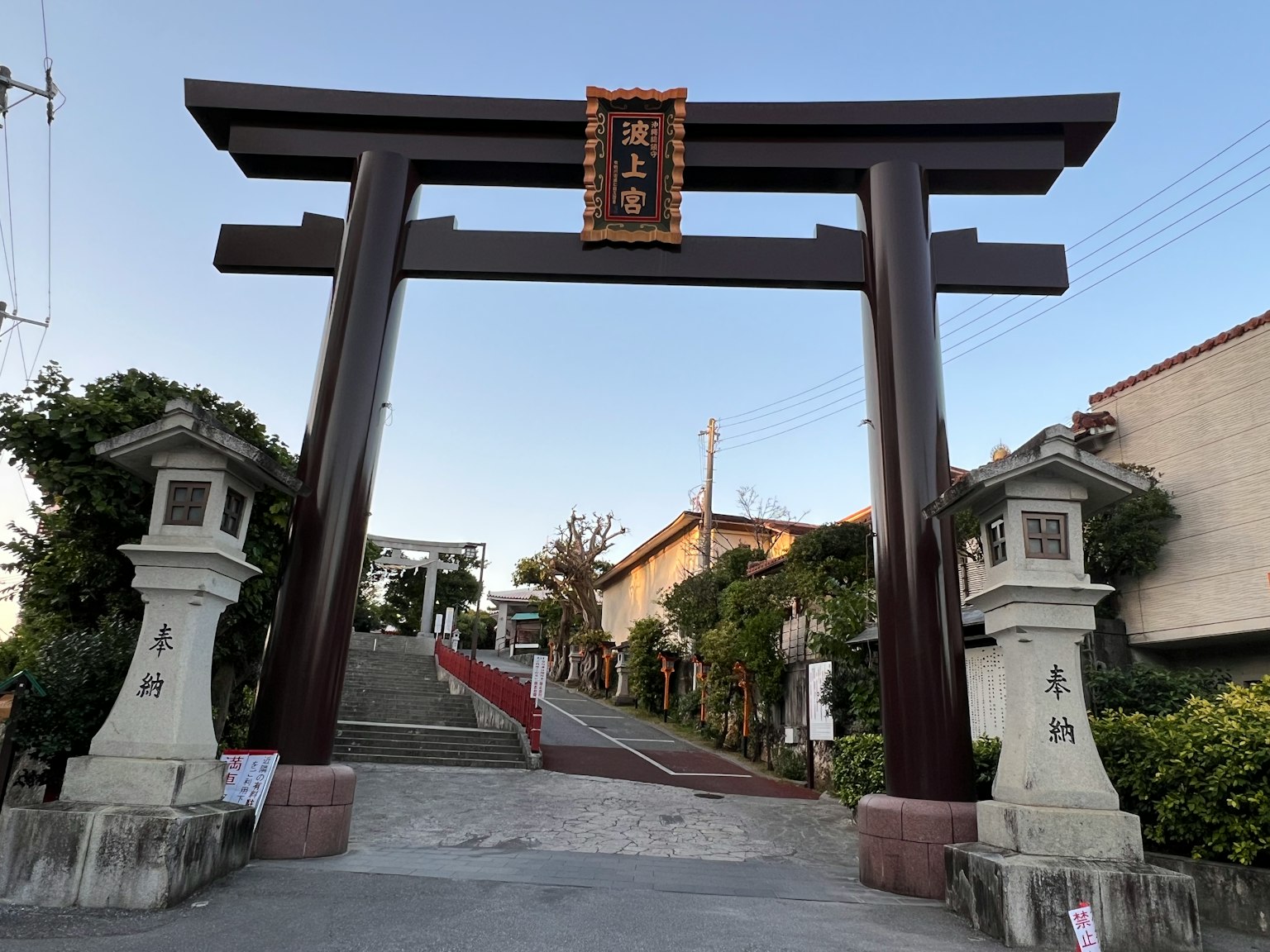 一個大型鳥居，兩側有石燈籠，標誌著日本神社的入口