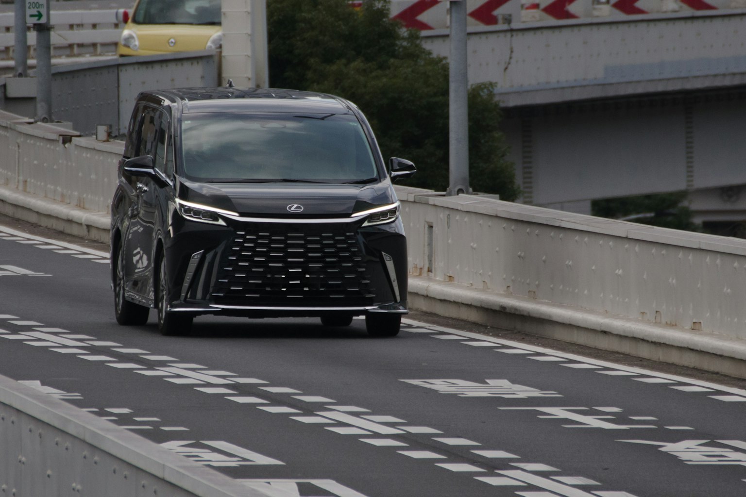 Một chiếc minivan màu đen đang lái trên đường