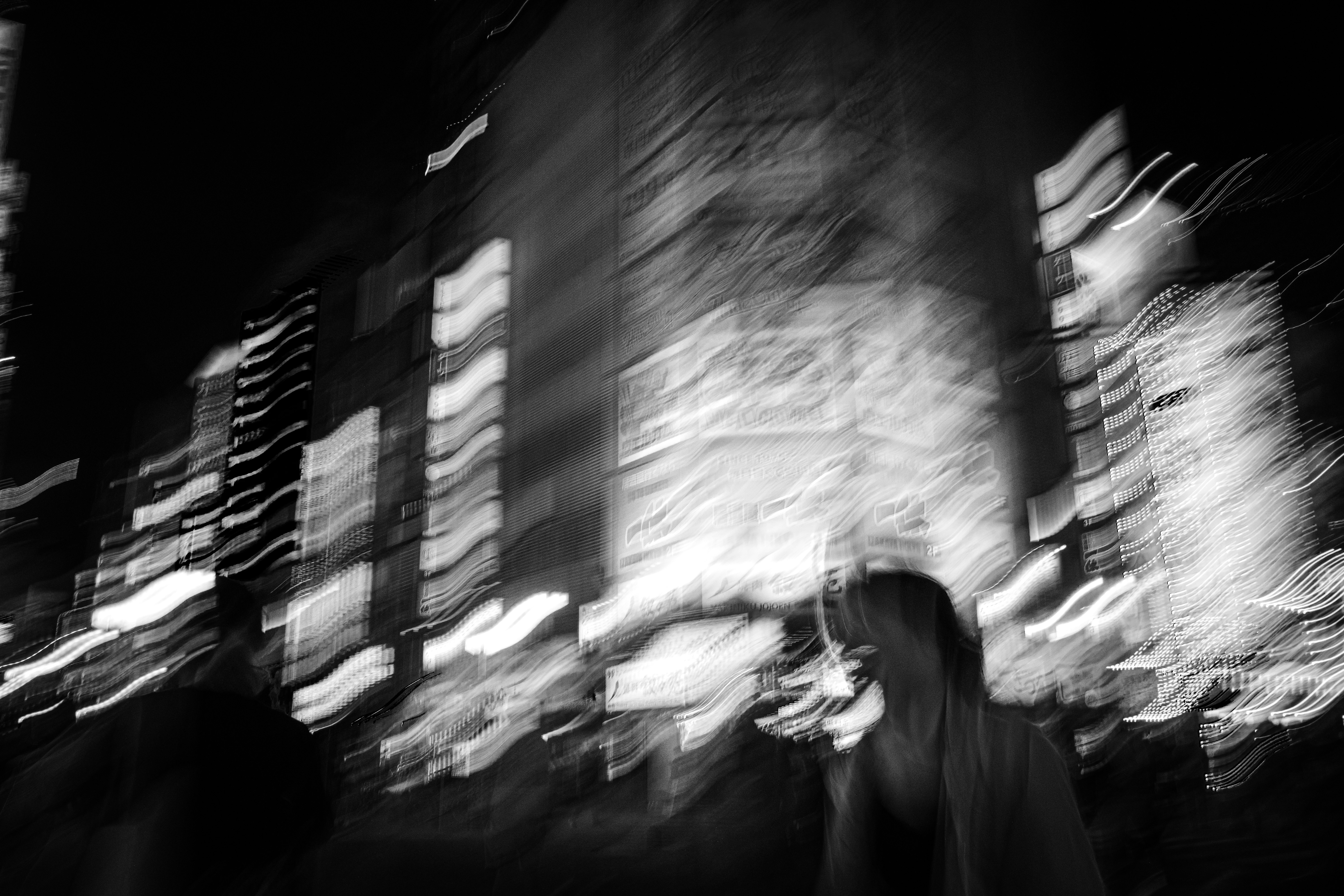 jejak cahaya malam di jalan kota dengan motion blur