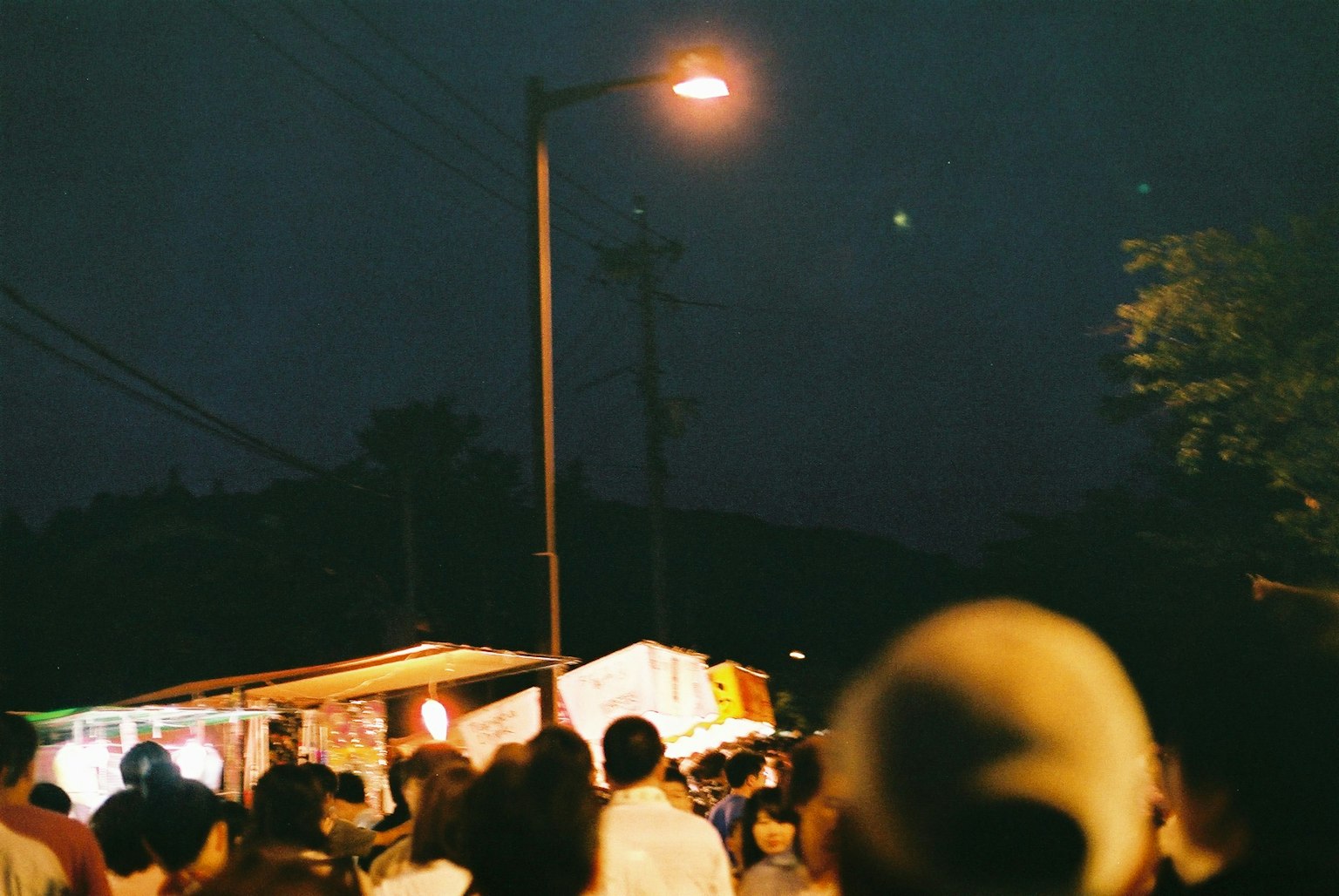 夜市场景与人群和街道照明