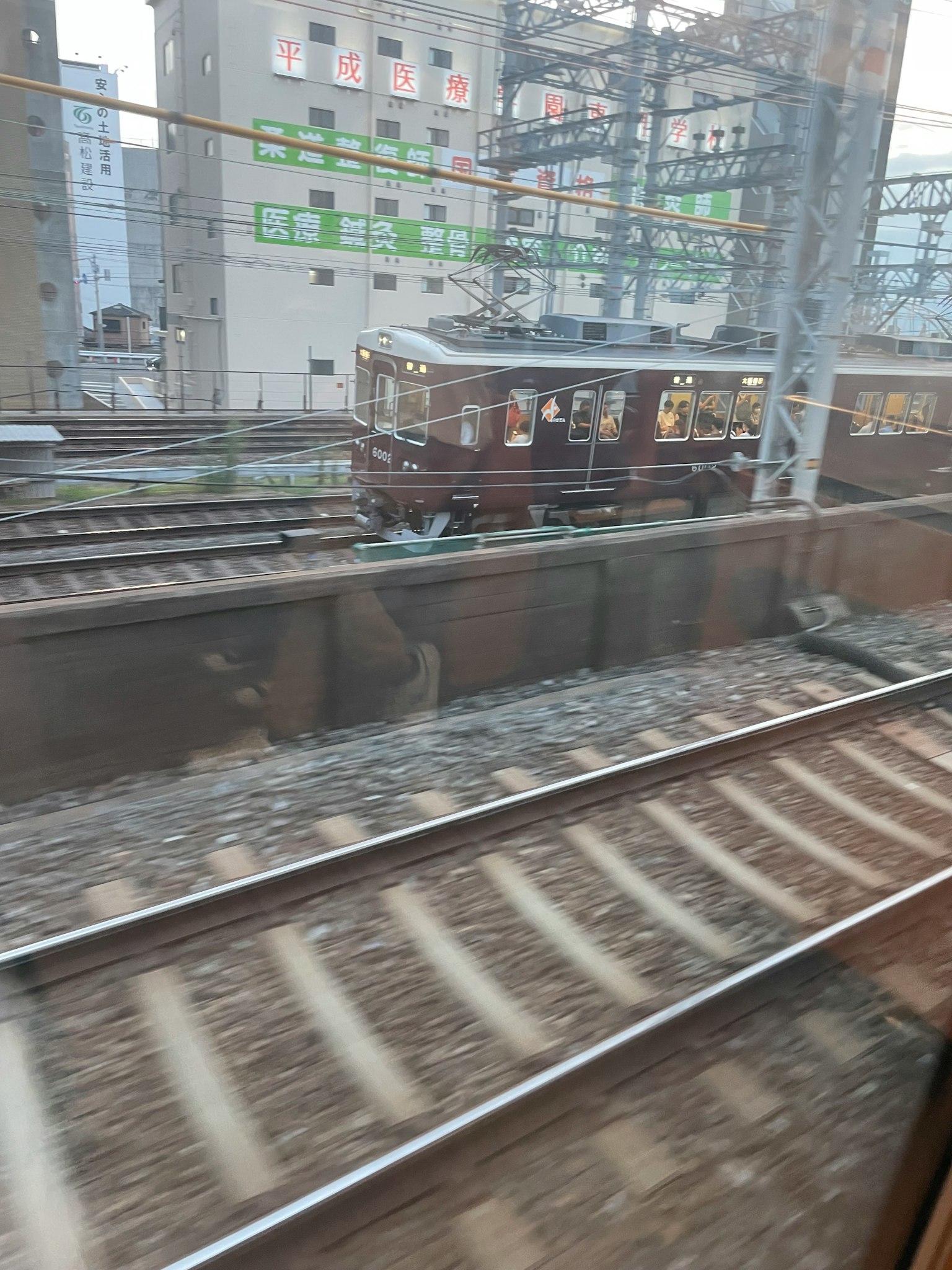 Vue d'un train et des voies ferrées à travers une fenêtre